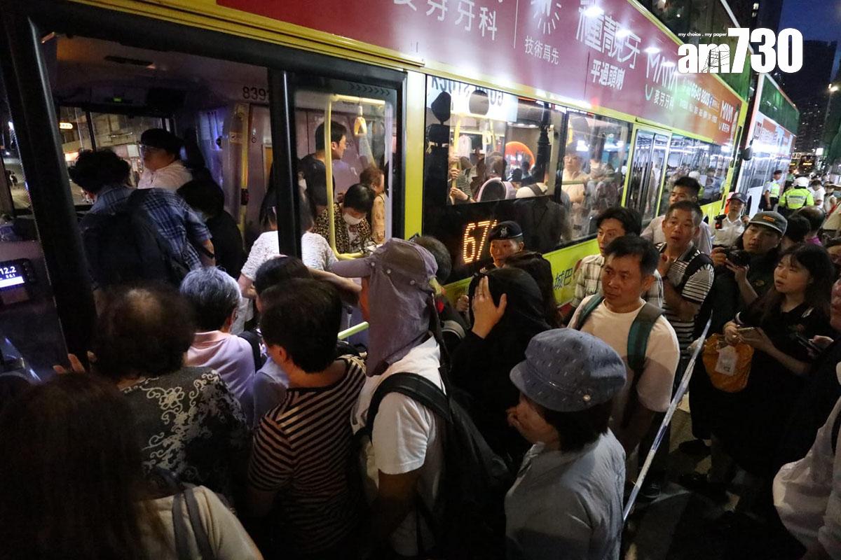 英皇道近書局街巴士站大批市民逼上過海巴士。(鍾式明攝)