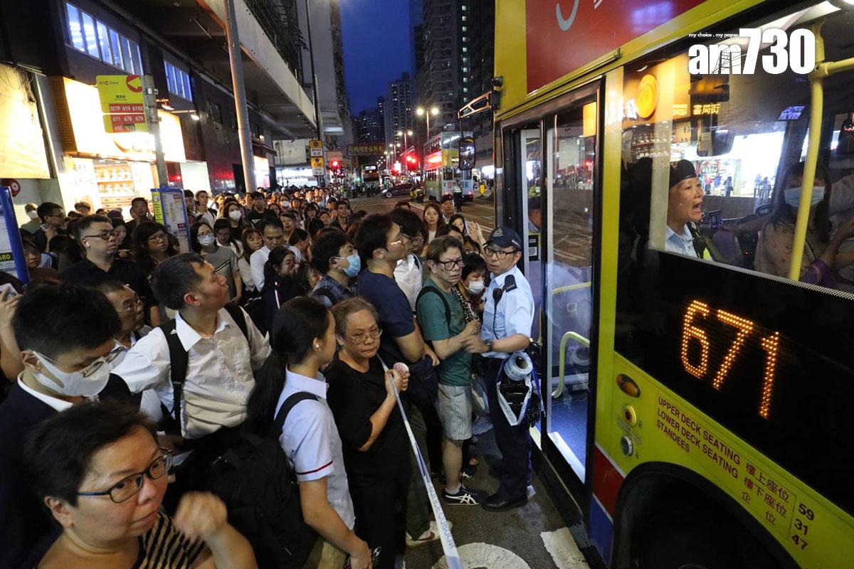 英皇道近書局街巴士站大批市民逼上過海巴士。(鍾式明攝)