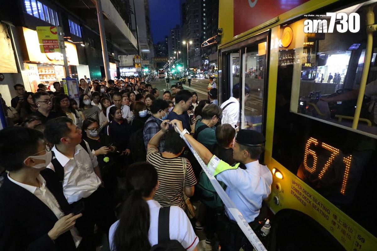英皇道近書局街巴士站大批市民逼上過海巴士。(鍾式明攝)
