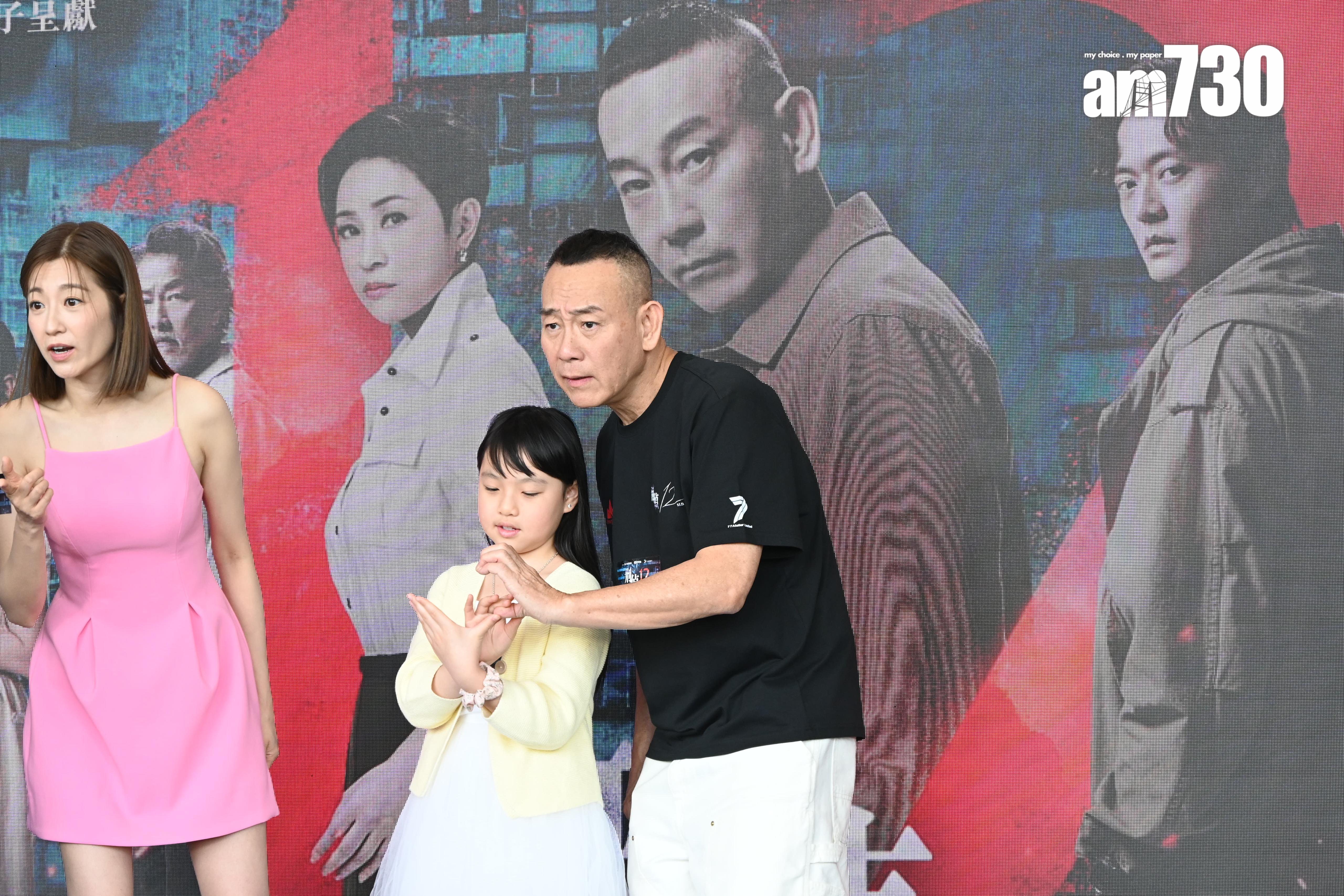 林保怡跟魚蛋姐研究甫士,老友鬼鬼。(娛樂組攝)