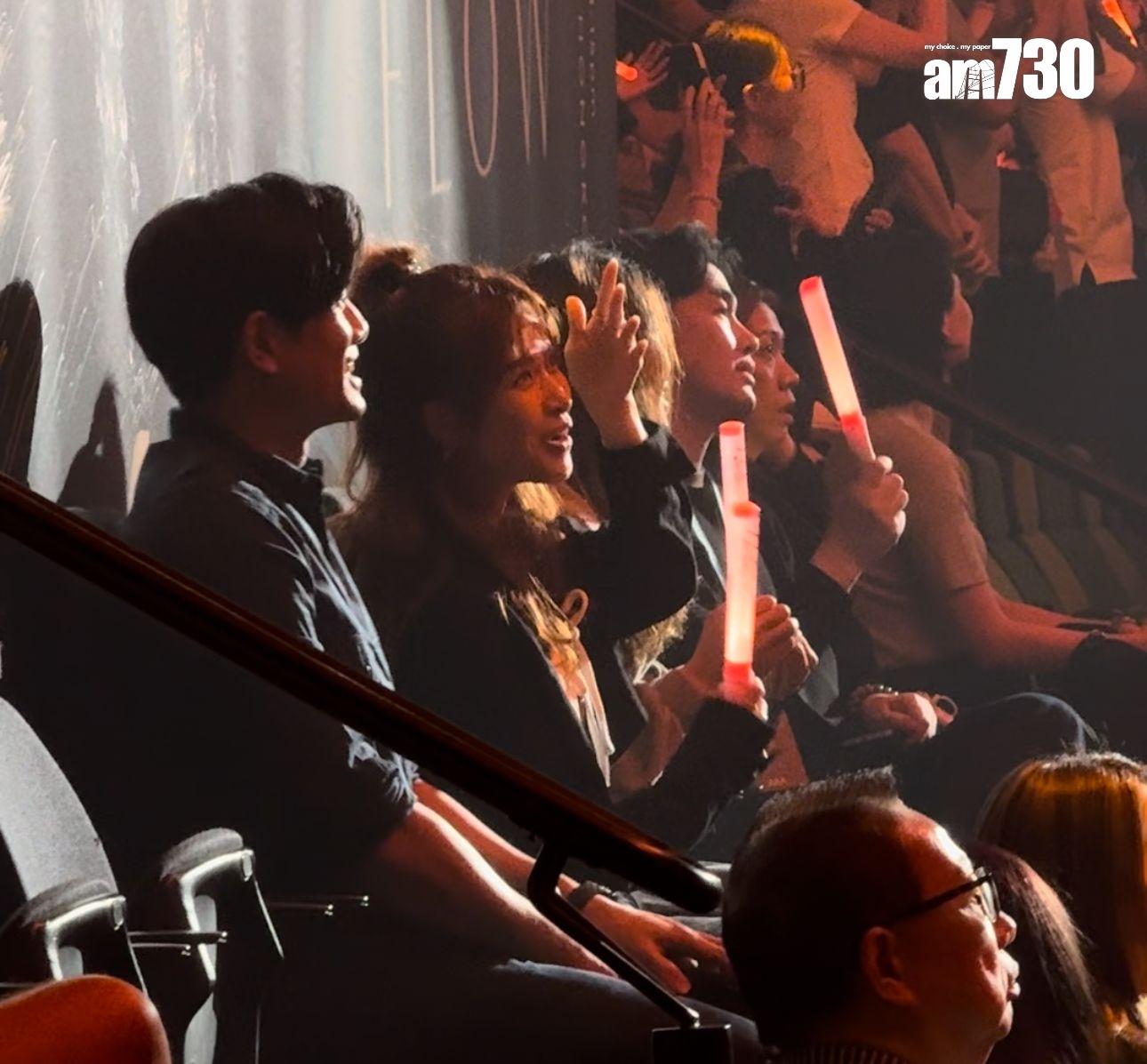 伍允龍與李蔓瑩一齊入場睇林峯開騷,全程有講有笑。