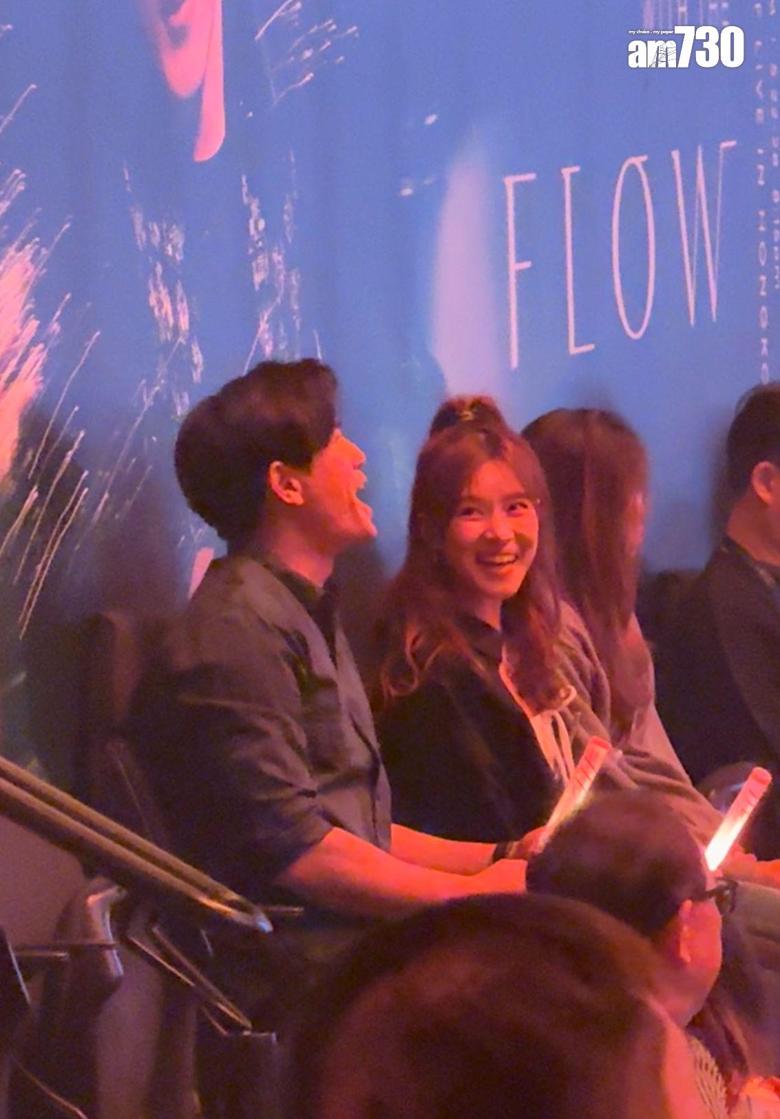 伍允龍與李蔓瑩一齊入場睇林峯開騷,全程有講有笑。