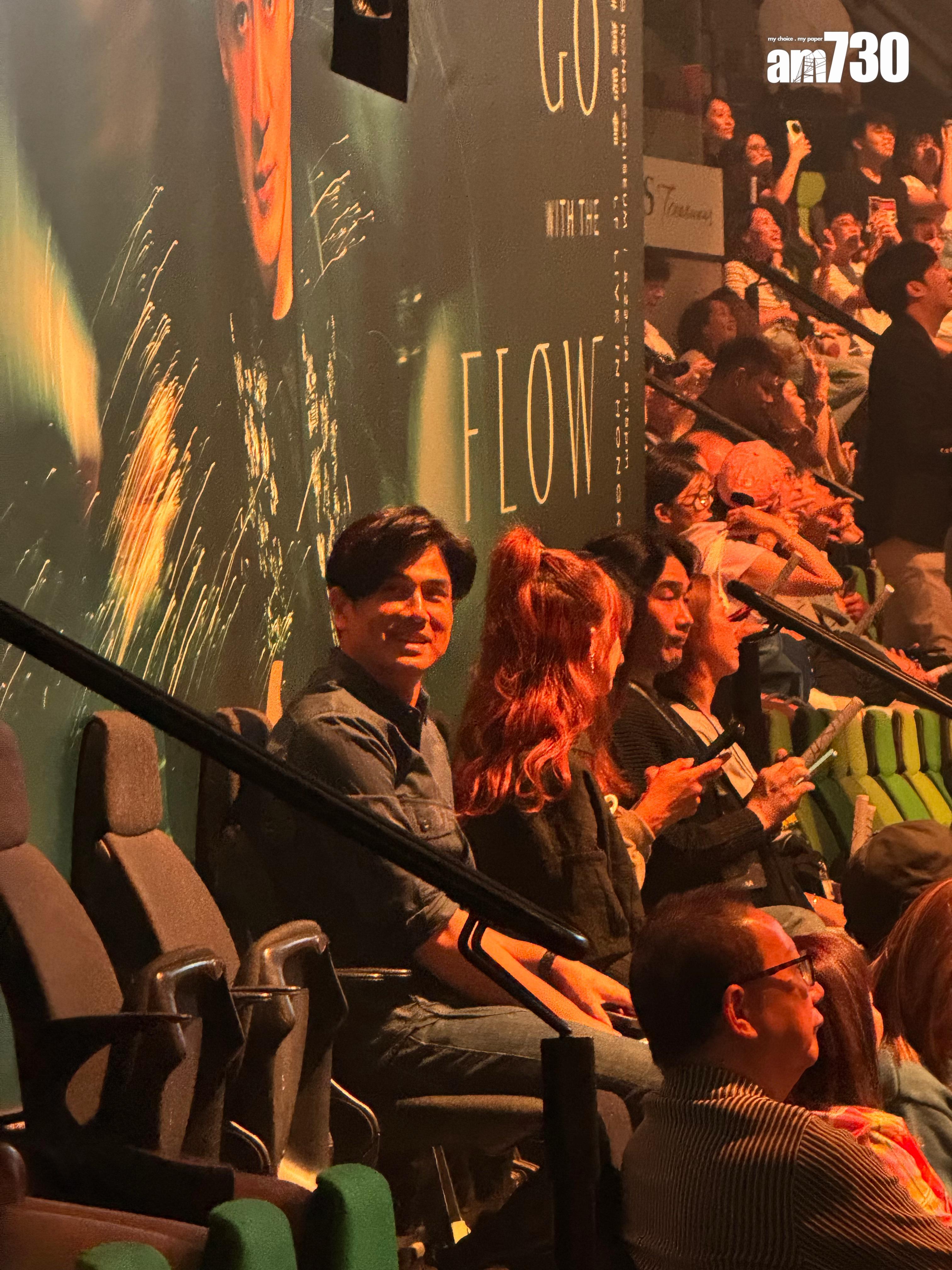 伍允龍與李蔓瑩一齊入場睇林峯開騷,全程有講有笑。