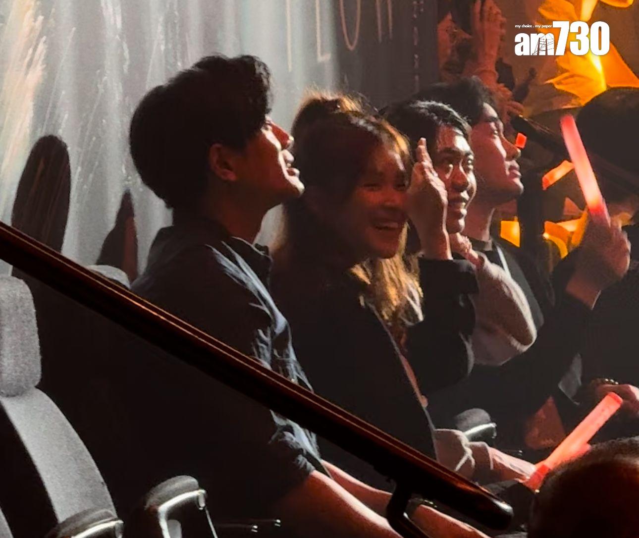 伍允龍與李蔓瑩一齊入場睇林峯開騷,全程有講有笑。