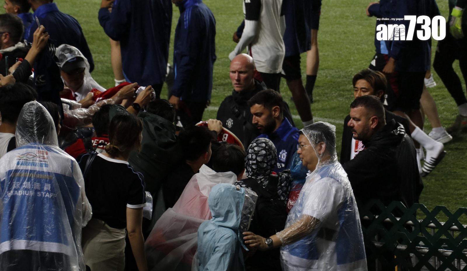 般奴費南迪斯與球迷簽名。(《am730》記者攝)