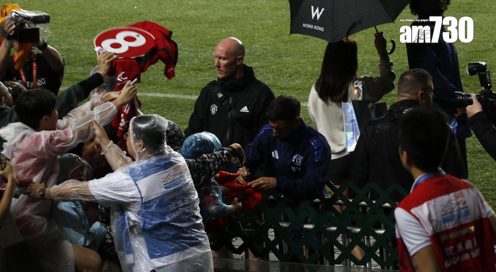 般奴費南迪斯與球迷簽名。(《am730》記者攝)