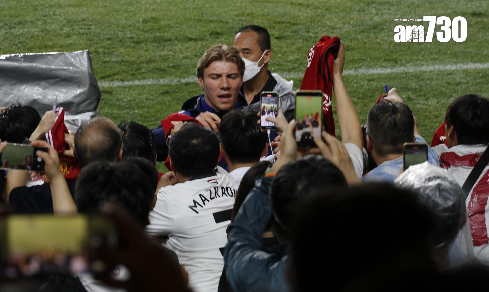 海倫與球迷簽名。(《am730》記者攝)