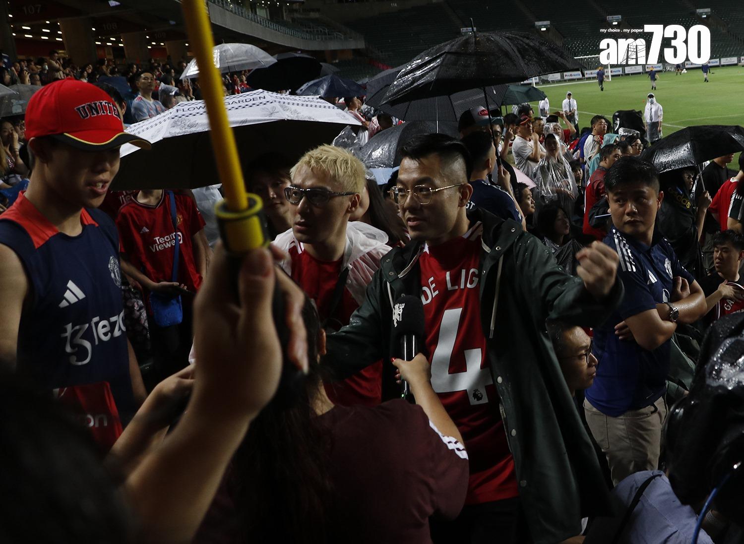 曼聯球迷展示他們帶來給球員簽名的球衣。(《am730》記者攝)