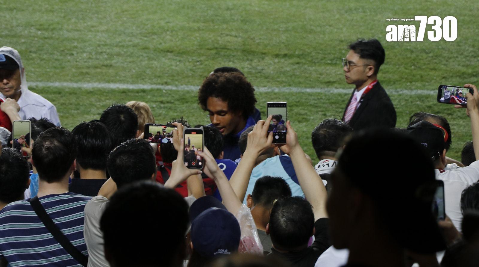 舒克斯與球迷簽名。(《am730》記者攝)