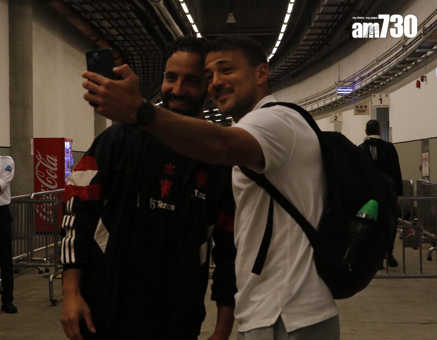 香港隊球員杜度與艾摩廉合照。(《am730》記者攝)