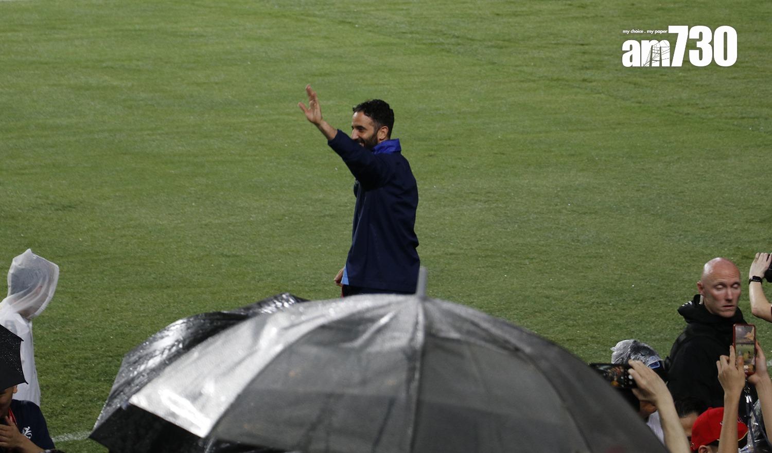 曼聯主帥艾摩廉練習前與球迷簽名。(《am730》記者攝)