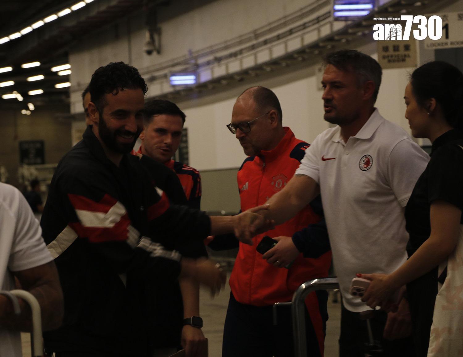 曼聯的艾摩廉與港隊主帥韋斯活握手。(《am730》記者攝)