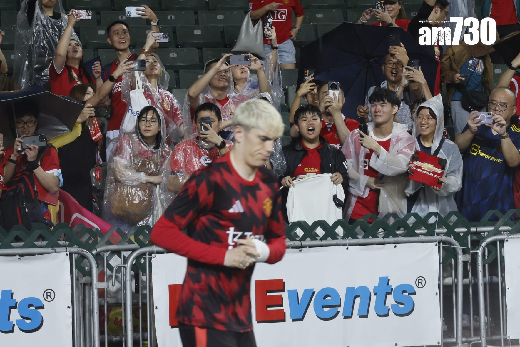 大球場3.3萬多名球迷入場冒雨觀戰。(林俊源攝)