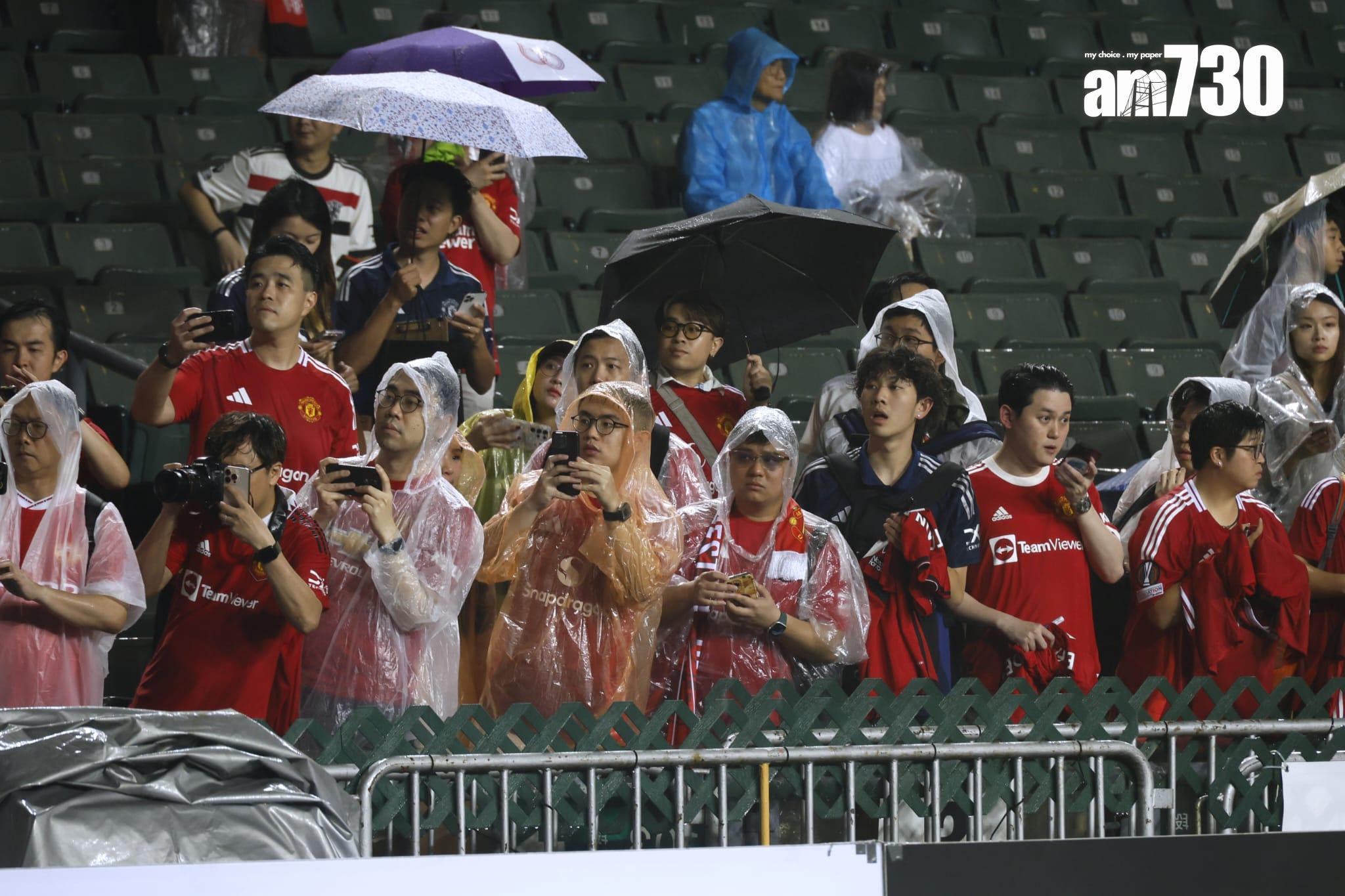 大球場3.3萬多名球迷入場冒雨觀戰。(林俊源攝)