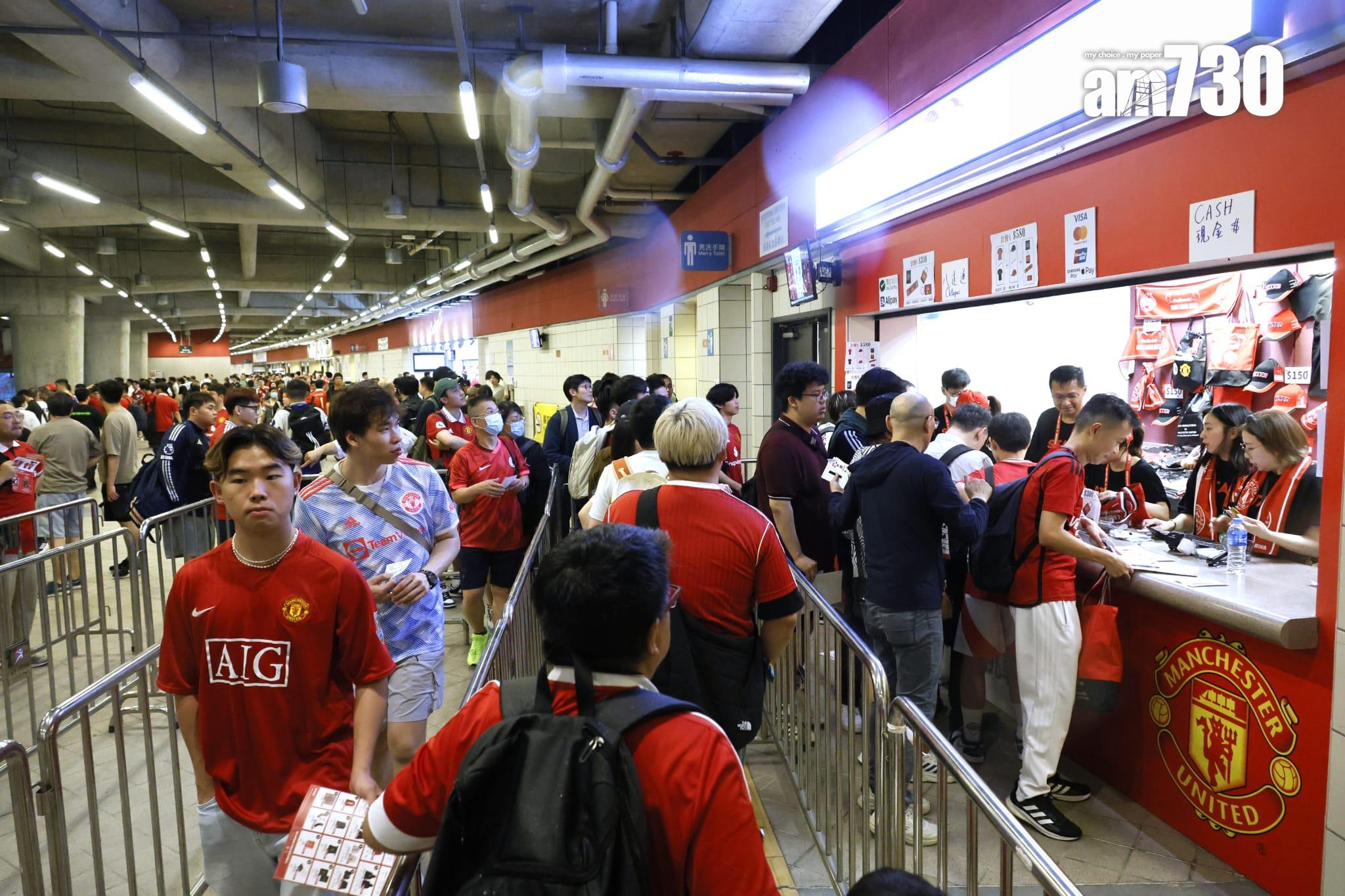 球迷排隊買紀念品。(林俊源攝)