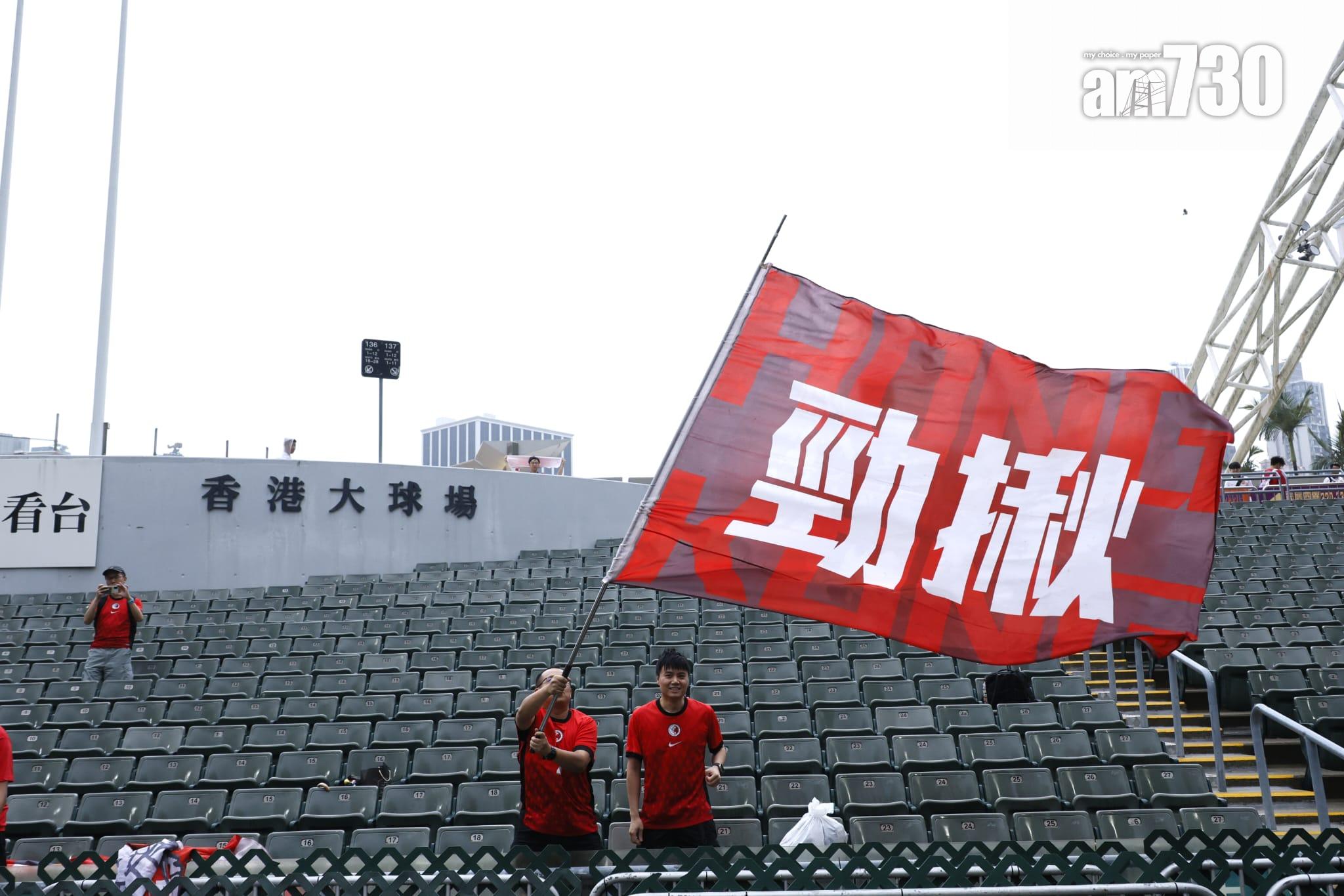 香港隊球迷一早入場。(林俊源攝)