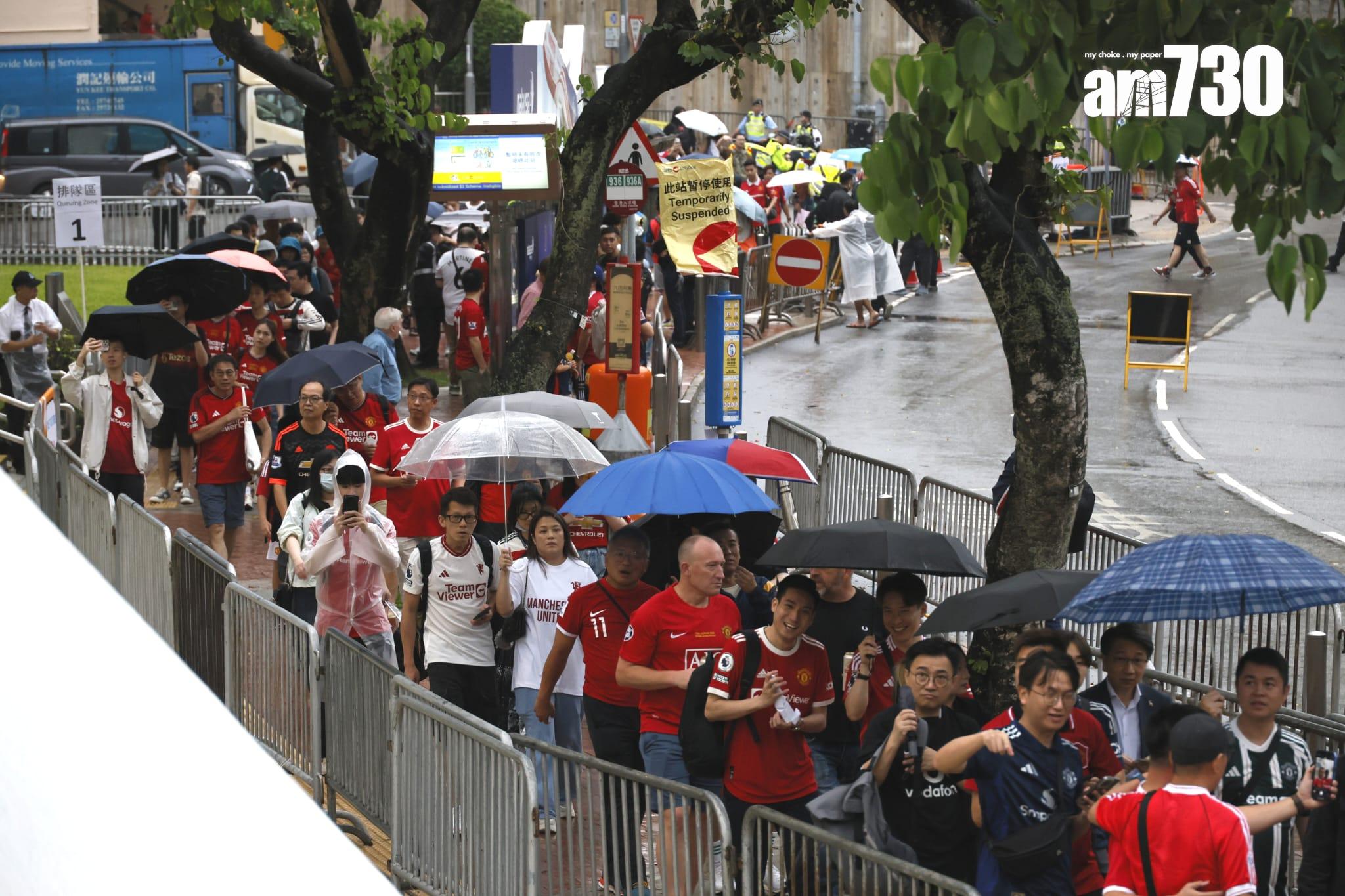 3.3萬多名球迷入場冒雨觀戰。(林俊源攝)