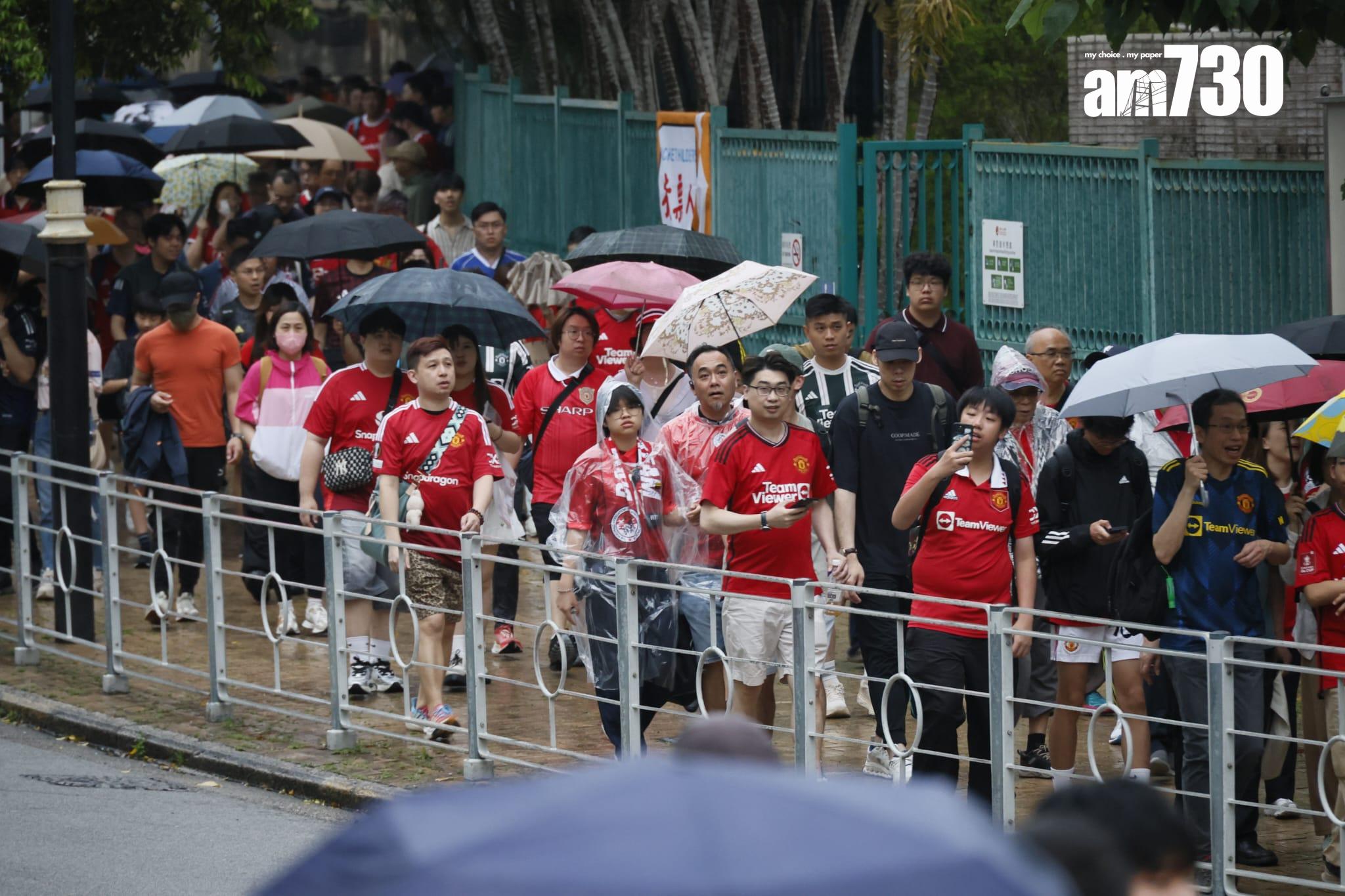 3.3萬多名球迷入場冒雨觀戰。(林俊源攝)