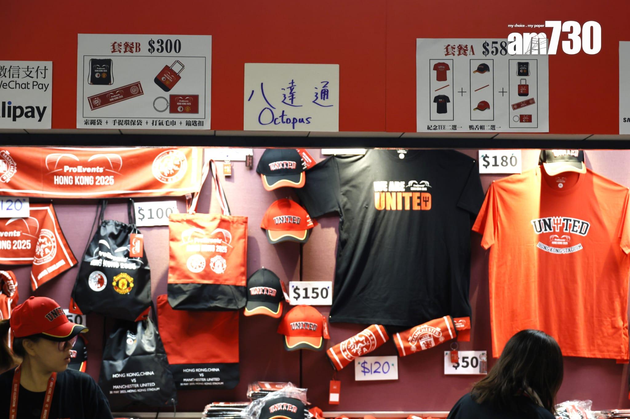 現場售賣紀念品。(林俊源攝)