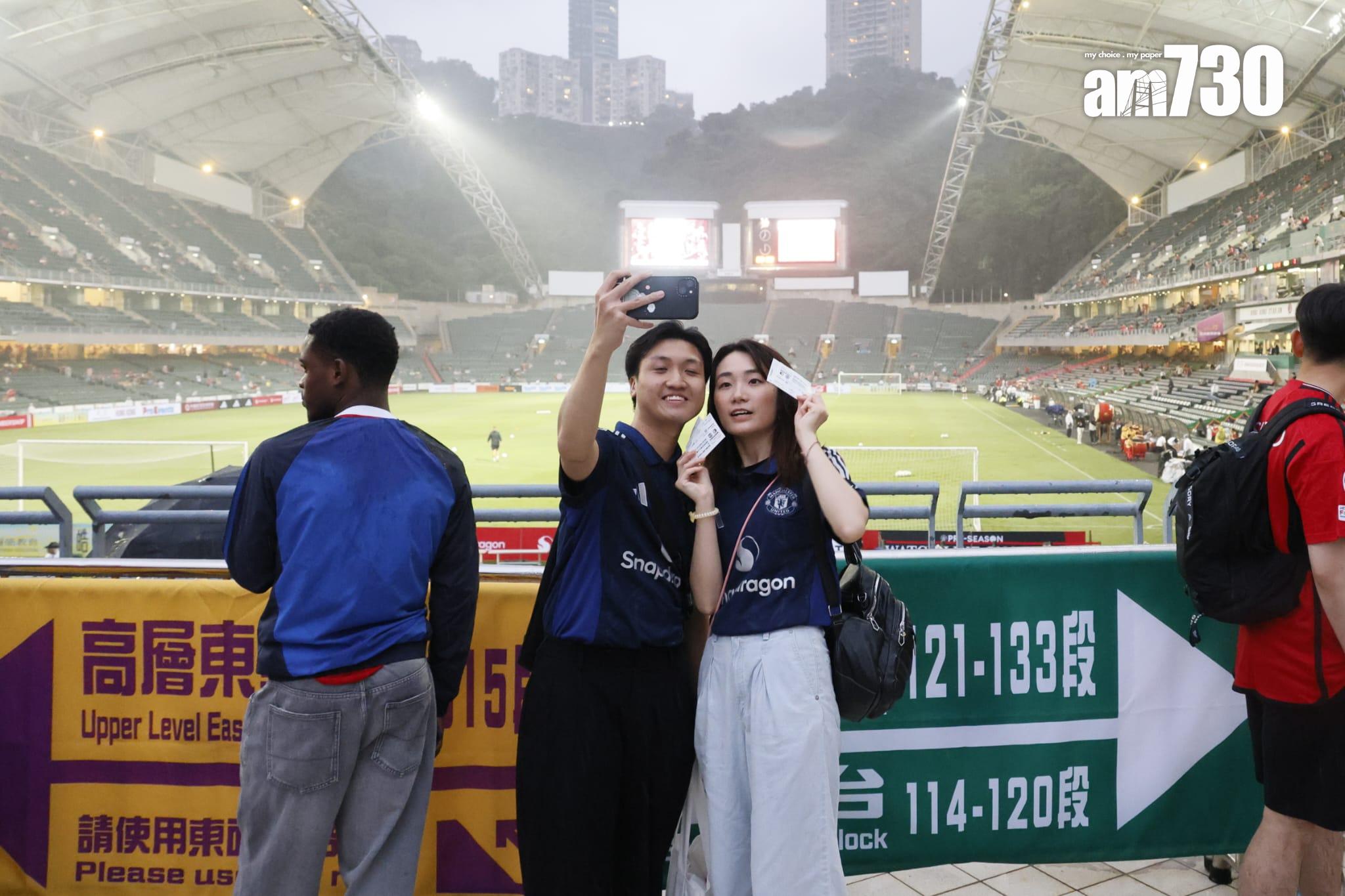 大球場3.3萬多名球迷入場冒雨觀戰。(林俊源攝)