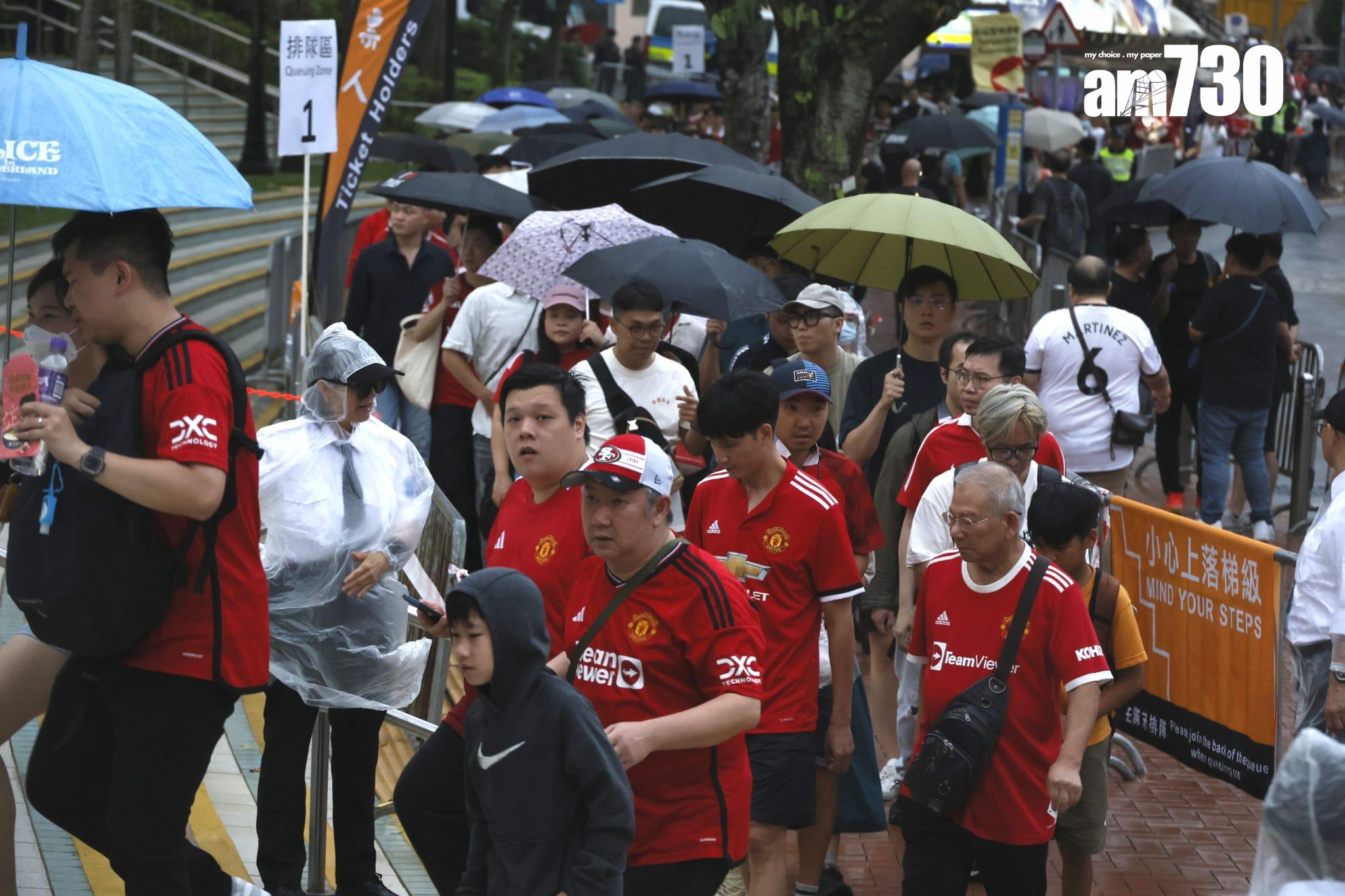 3.3萬多名球迷入場冒雨觀戰。(林俊源攝)