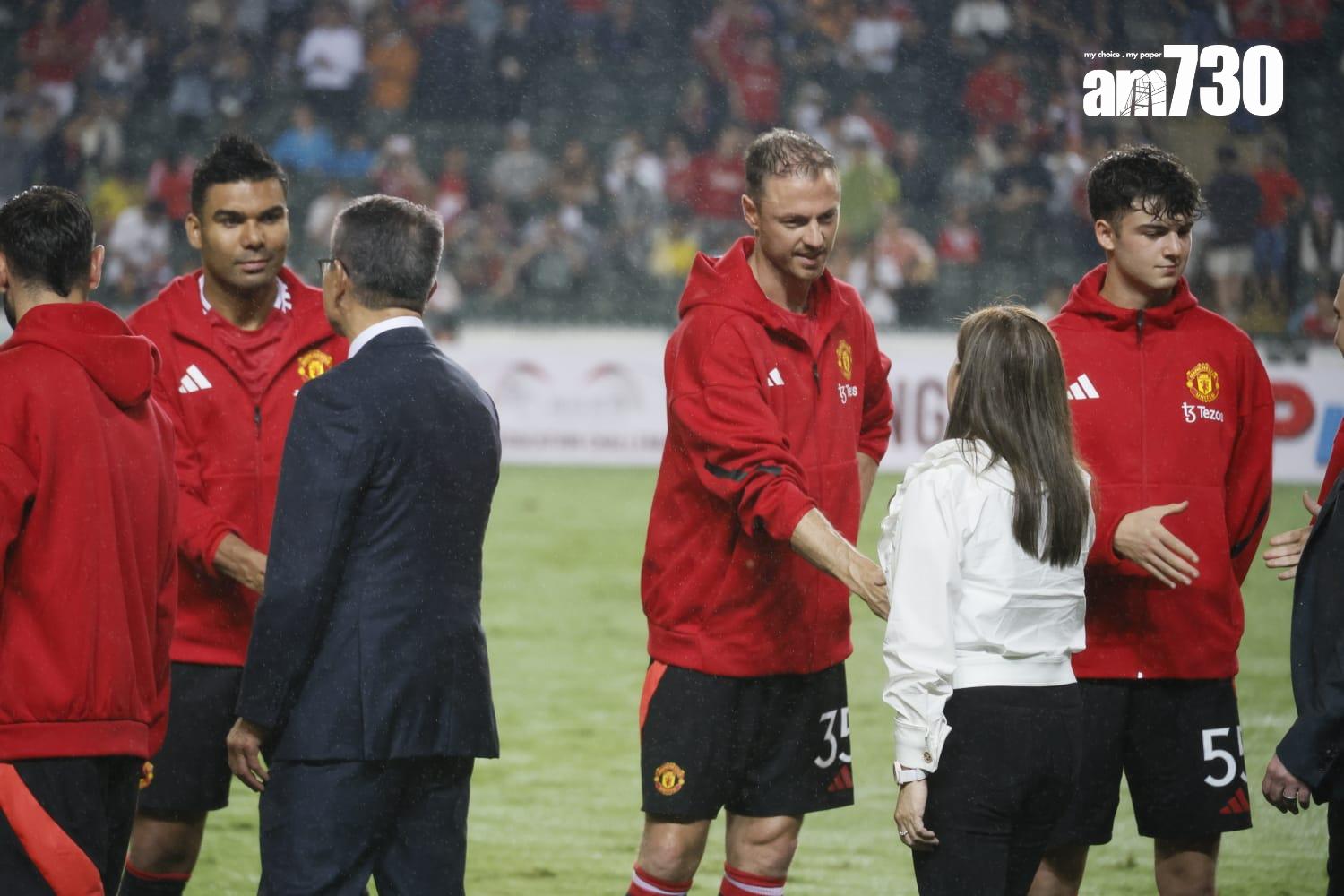 曼聯球員與文化、體育及旅遊局局長羅淑佩賽前握手。(林俊源攝)