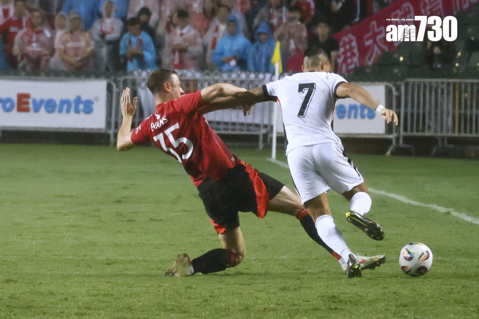 將離隊的伊雲斯上半場為曼聯披甲。(林俊源攝)