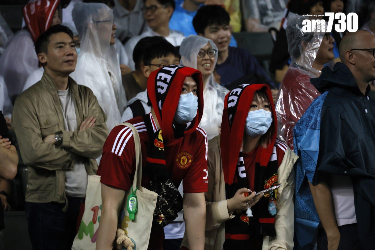 大球場3.3萬多名球迷入場冒雨觀戰。(林俊源攝)