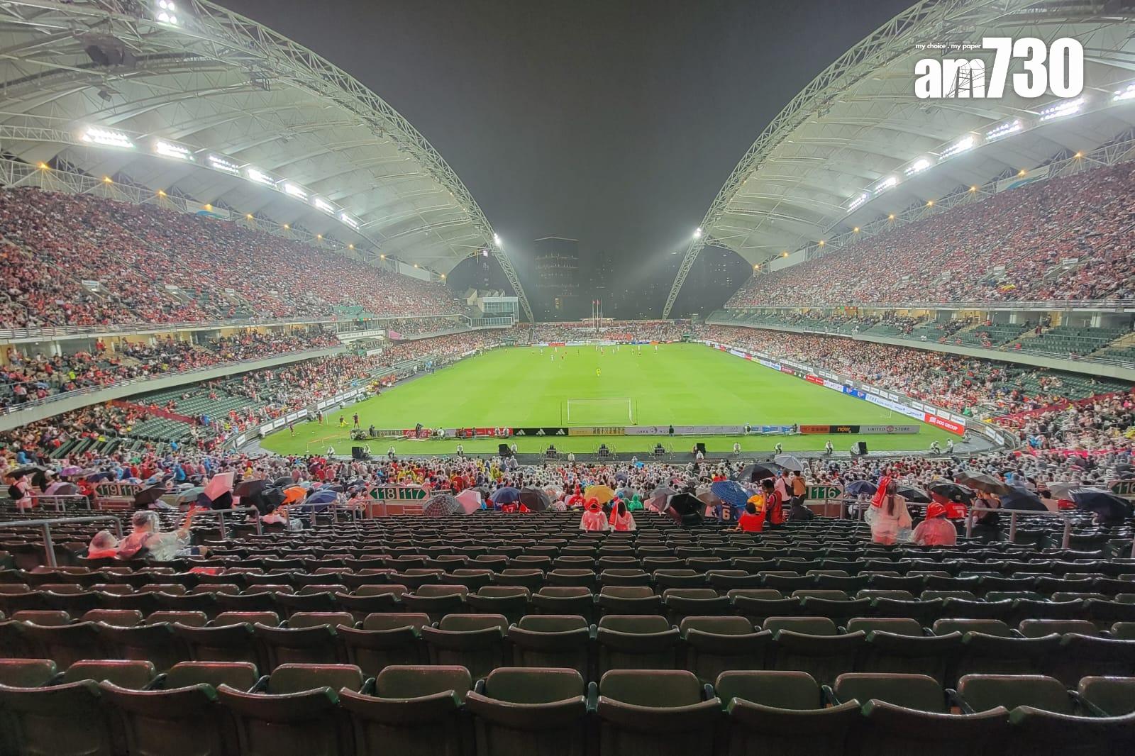 大球場3.3萬多名球迷入場冒雨觀戰。(林俊源攝)