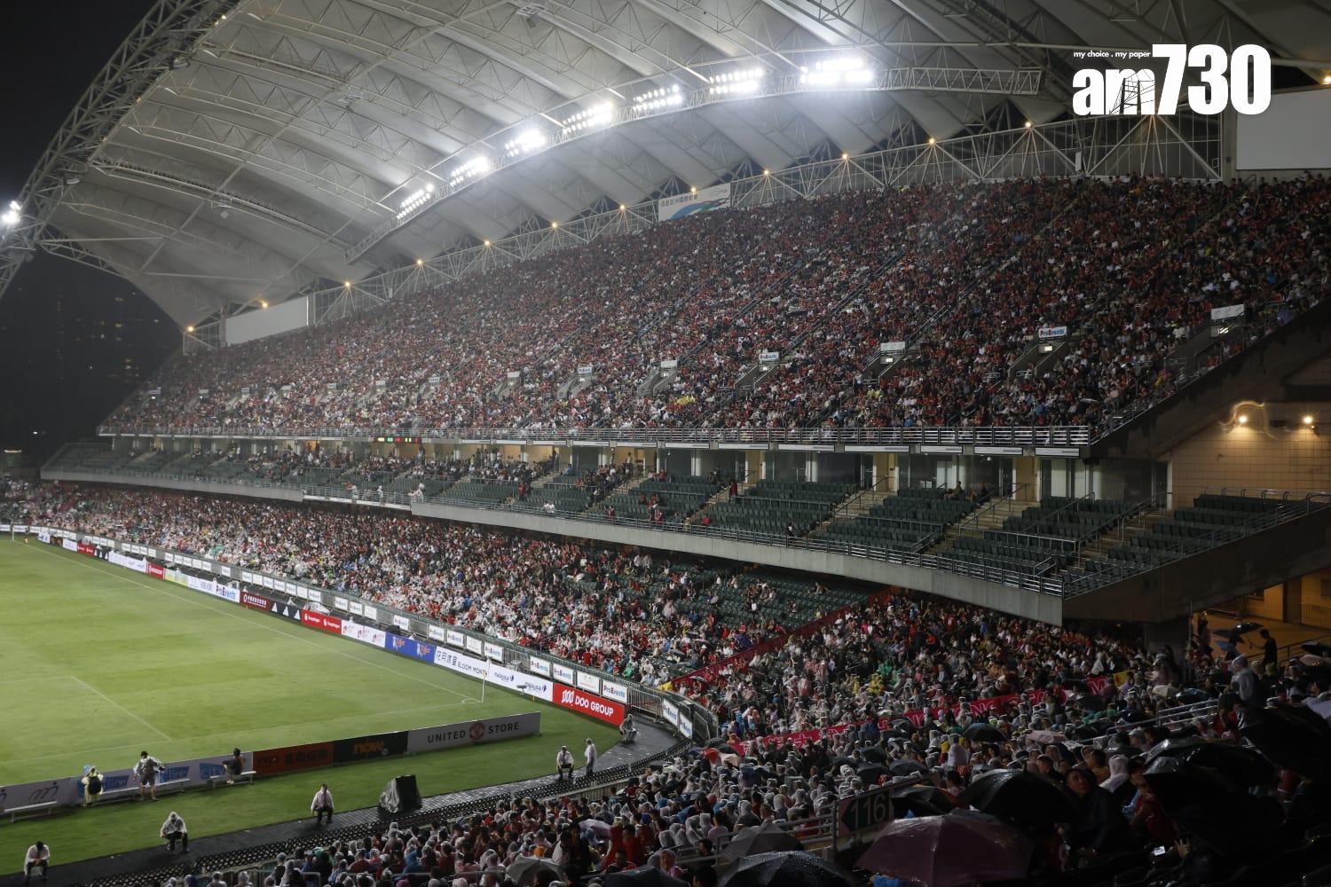 大球場3.3萬多名球迷入場冒雨觀戰。(林俊源攝)