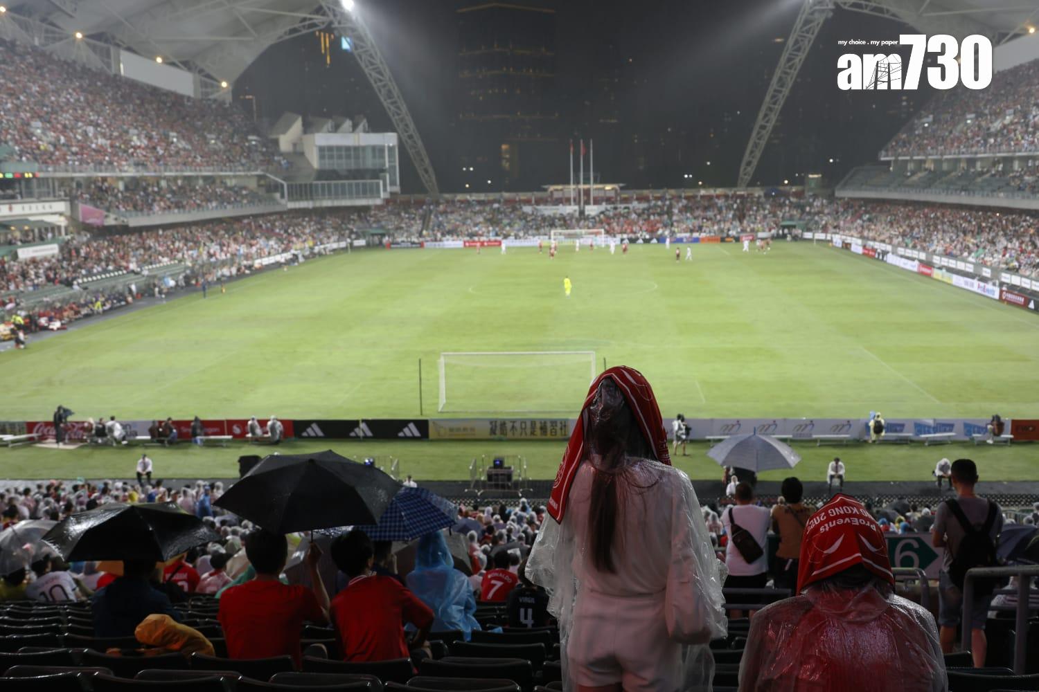 大球場3.3萬多名球迷入場冒雨觀戰。(林俊源攝)