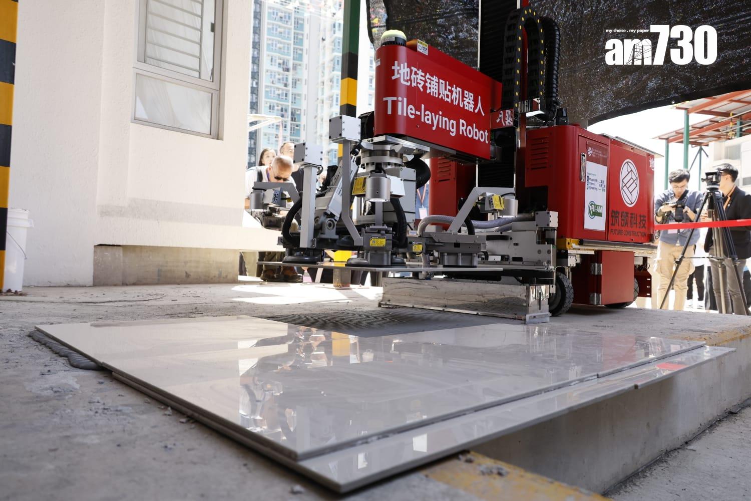 地磚鋪貼機械人示範鋪磚。(林俊源攝)
