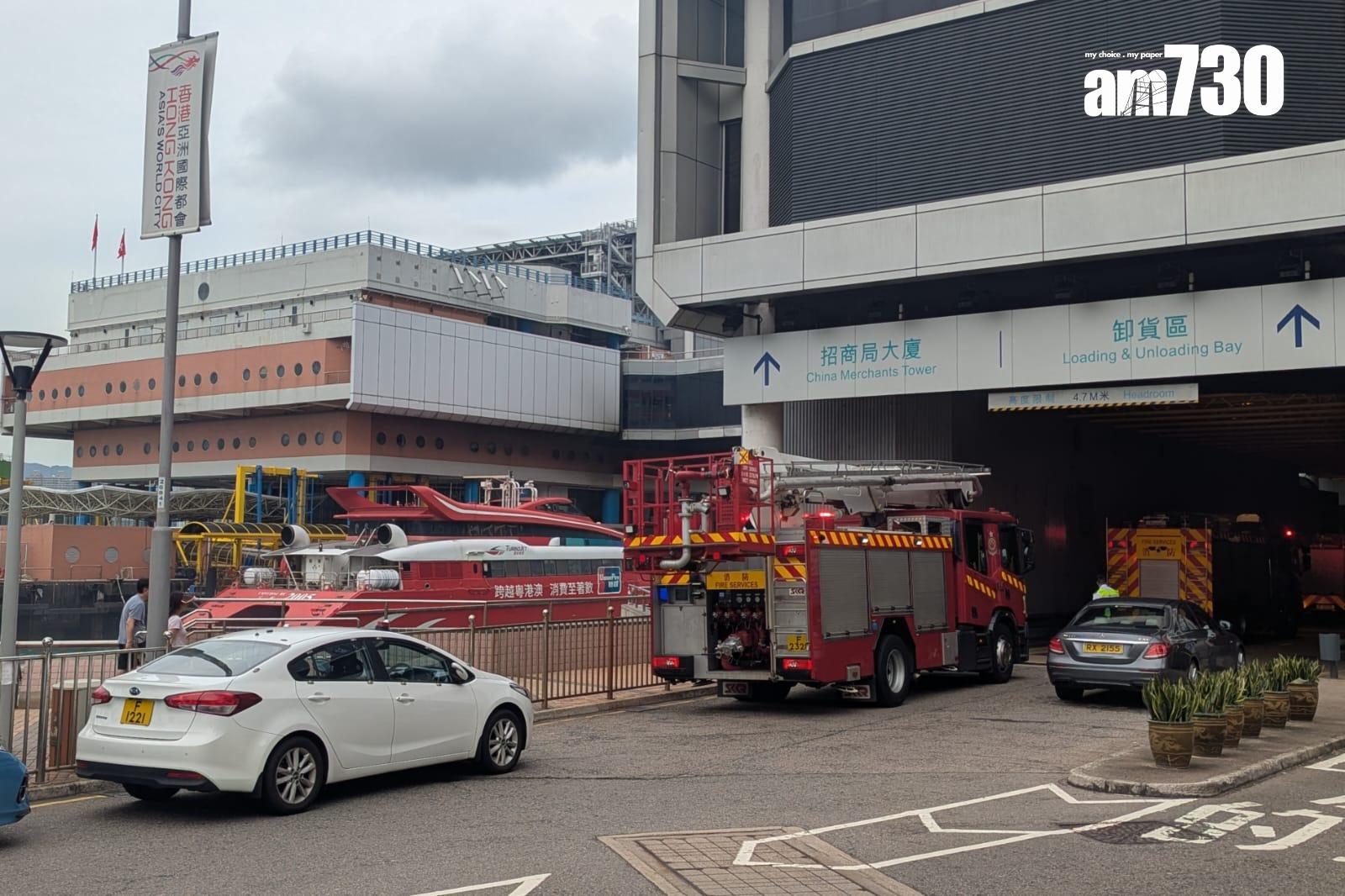 一艘由澳門返香港的噴射飛航客輪在上環信德中心碼頭泊岸時撞向岸邊。(羅庸軒攝)