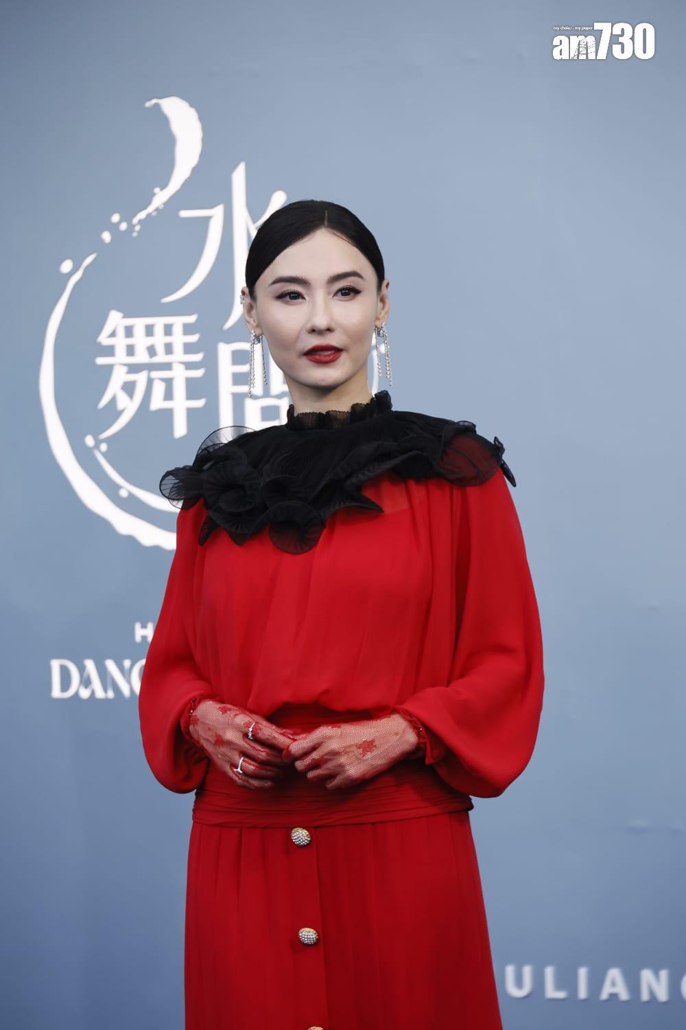 張栢芝穿紅裙襯上白面妝登場。 (林俊源攝)