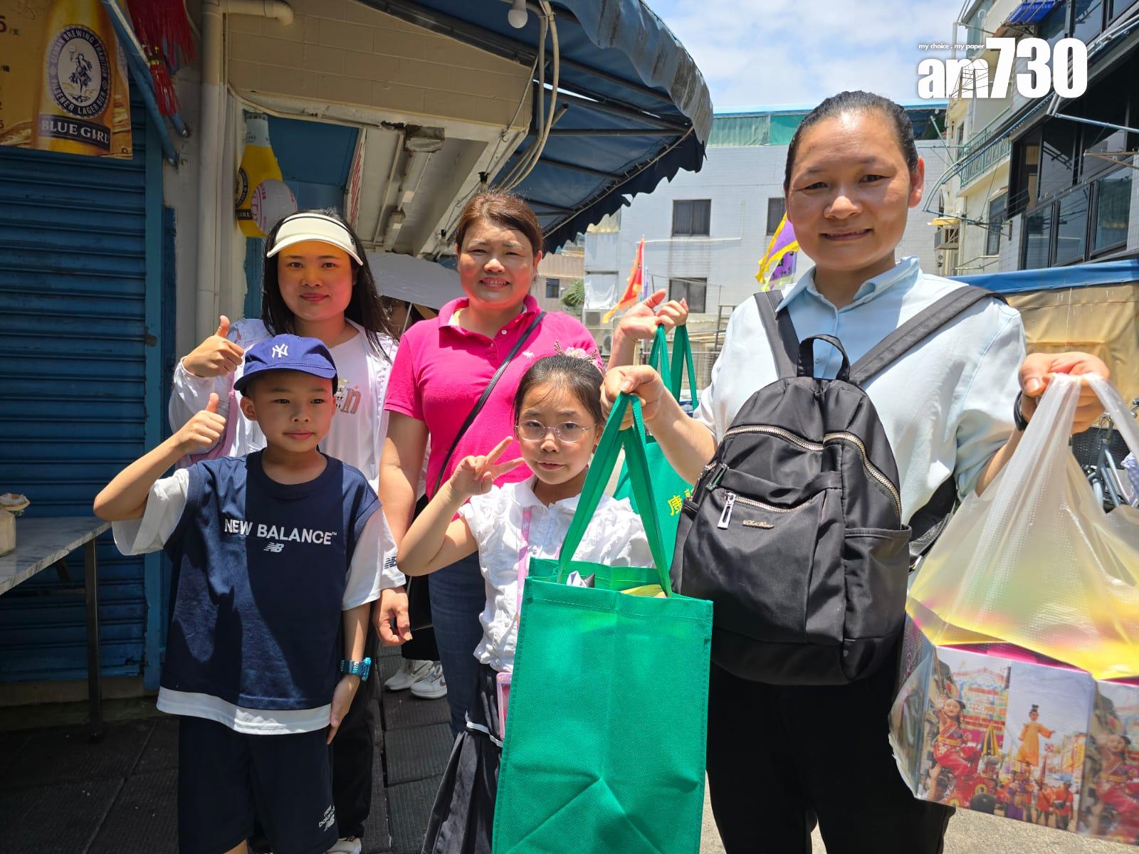 鄧小姐一家人首度訪長洲。(李朗僑攝)