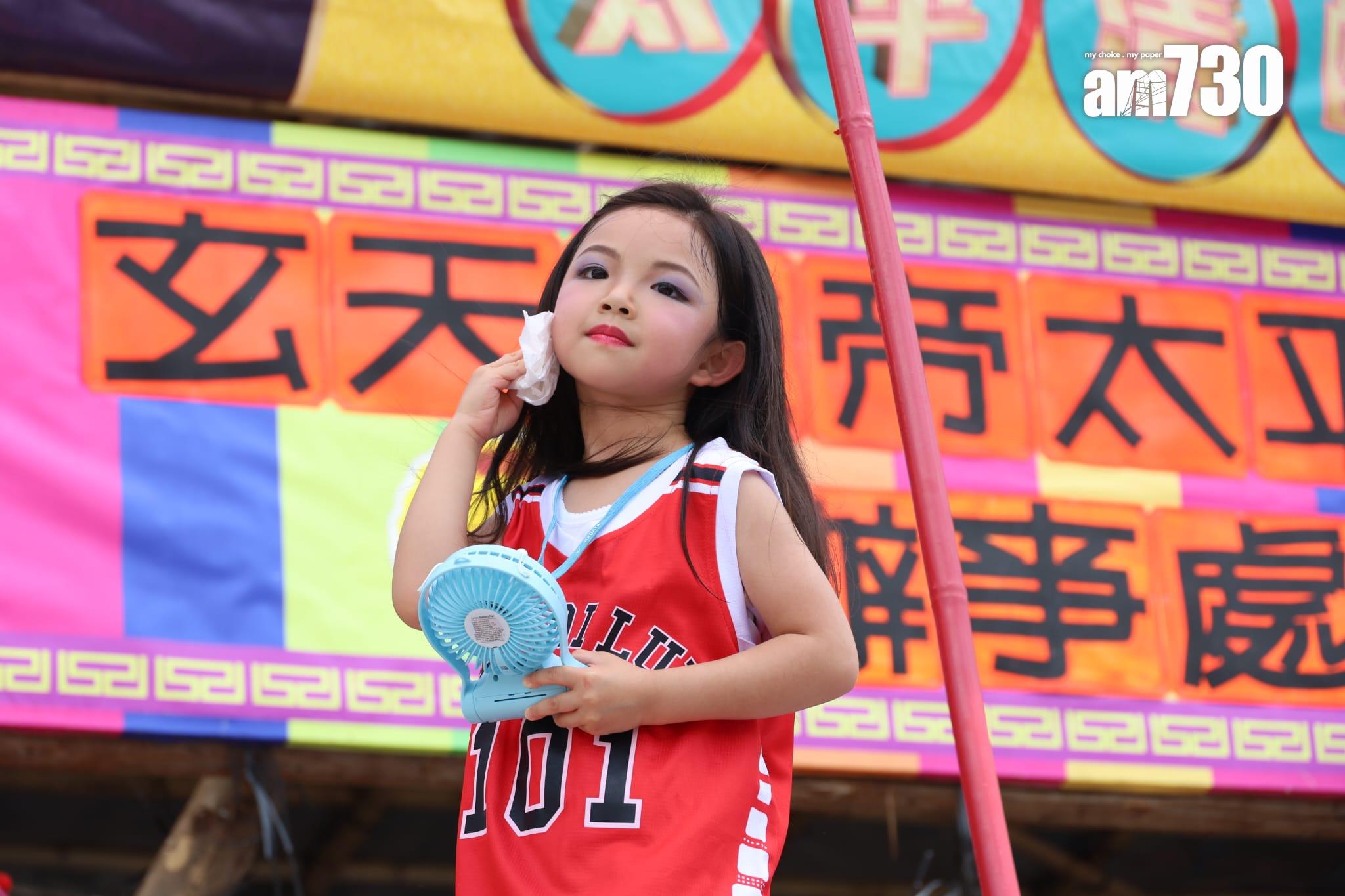 飄色巡遊開始。(鍾式明攝)