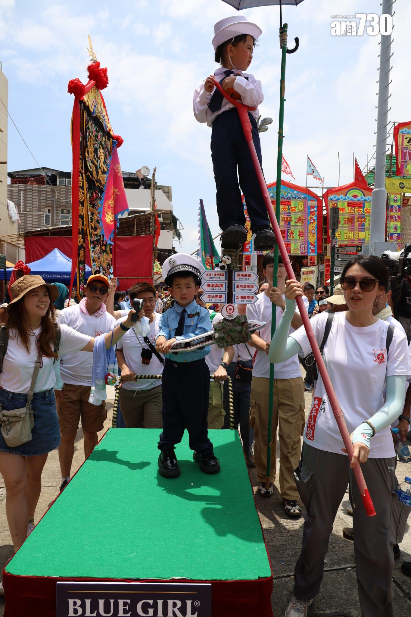 飄色巡遊開始。(鍾式明攝)