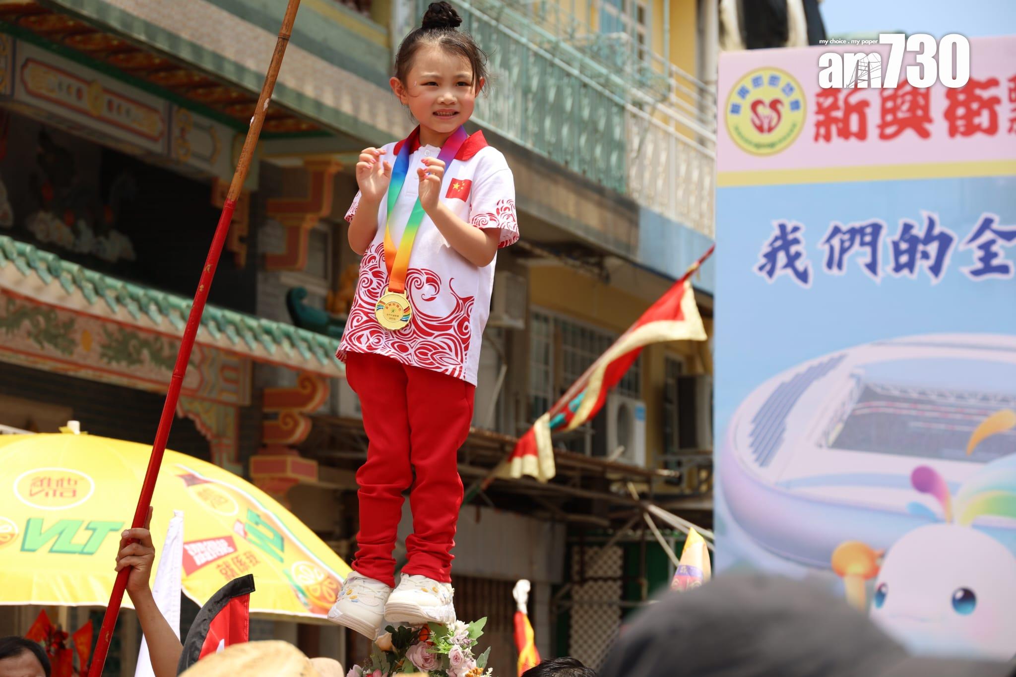 飄色巡遊開始。(鍾式明攝)