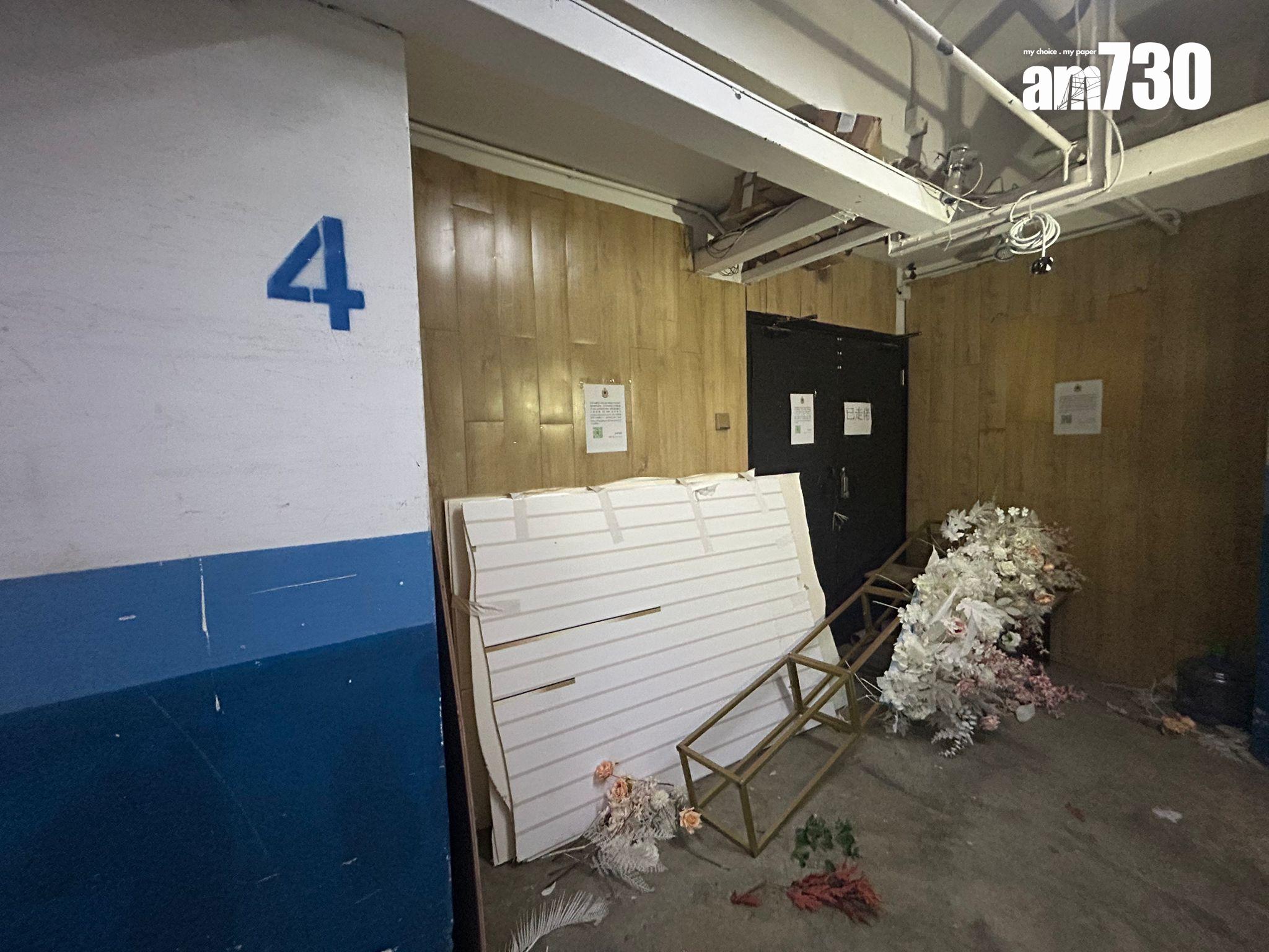 婚禮布置公司PS Wedding懷疑結業,大門上鎖,門外堆放大量雜物,包括一些裝飾板和人造花等,門上貼有海關告示。(朱慧恩攝)