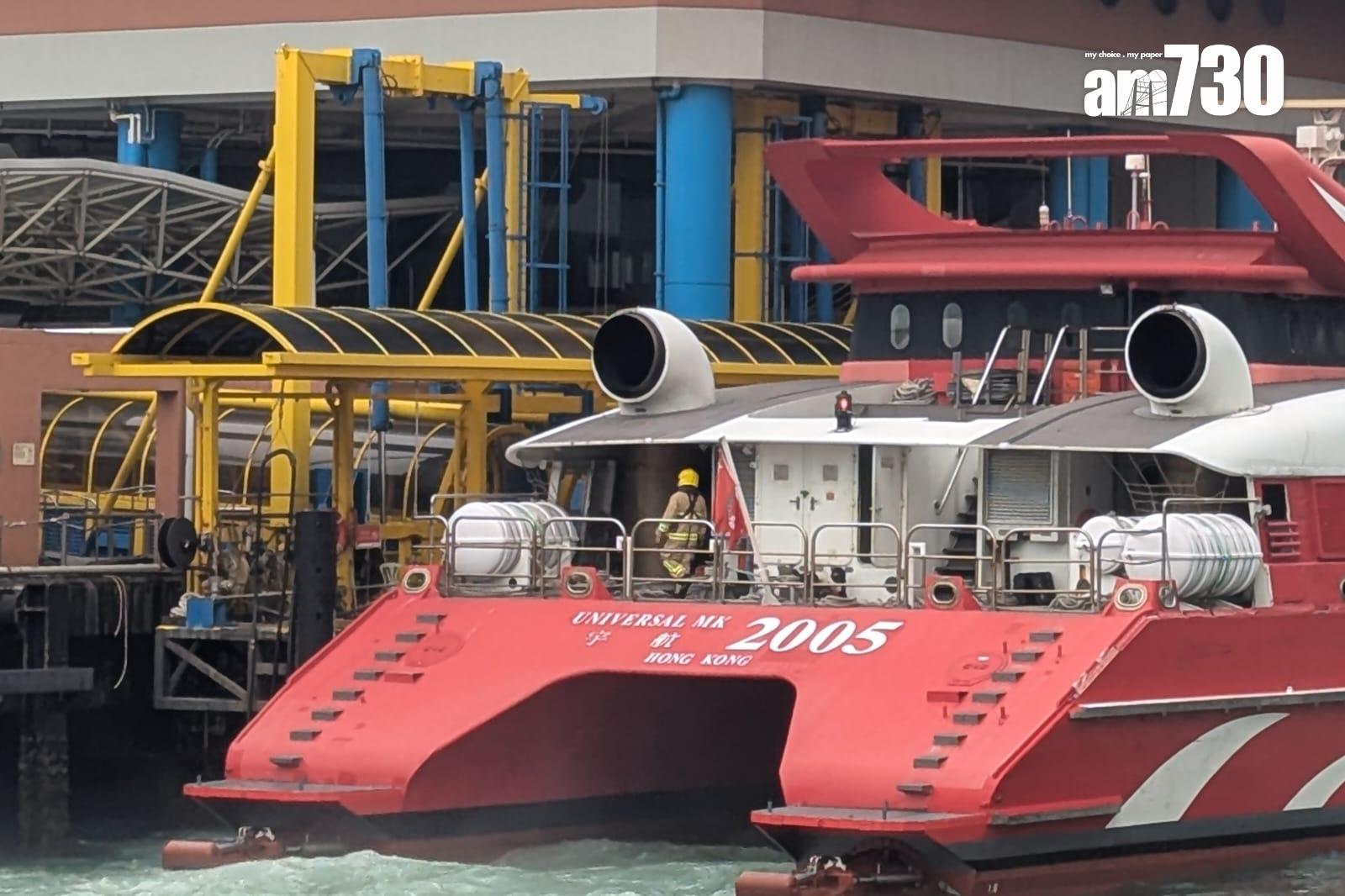 一艘由澳門返香港的噴射飛航客輪在上環信德中心碼頭泊岸時撞向岸邊。(羅庸軒攝)