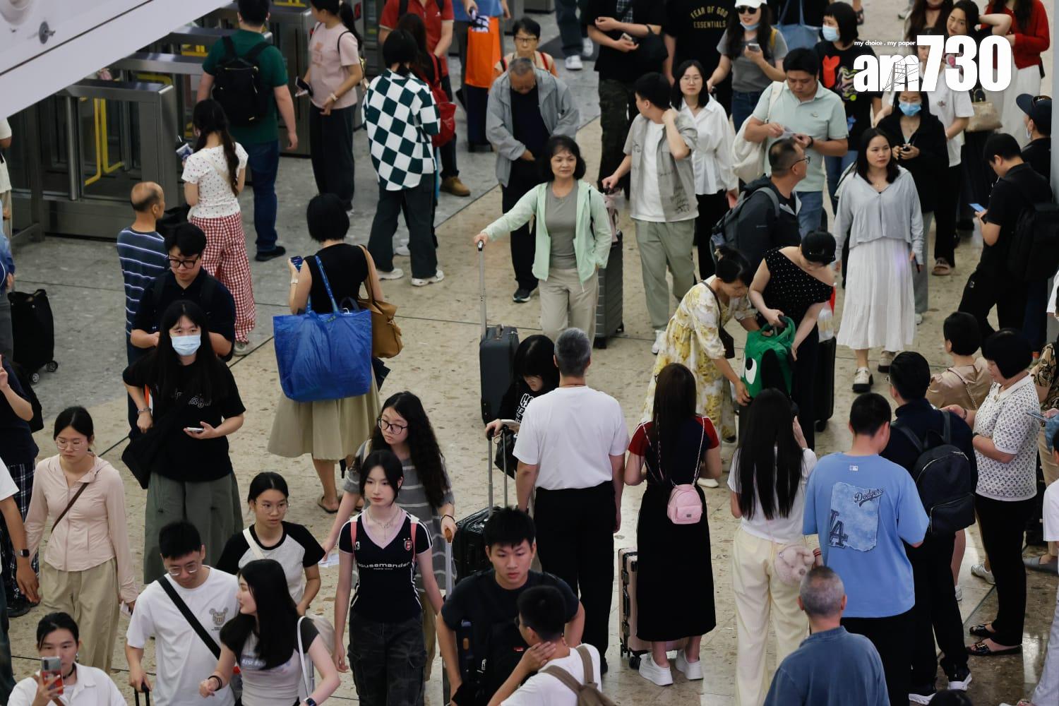 高鐵西龍站有不少旅客。(蘇文傑攝)