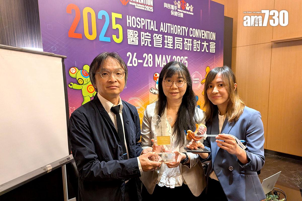 何志偉(左)表示,使用超聲波技術可更安全插入喉管,不會因此引致嚴重併發症;中為林嘉琪。(羅庸軒攝)