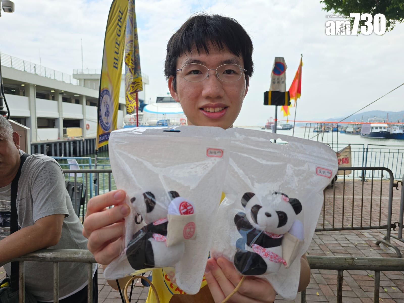 蔡先生到長洲欣賞飄色巡遊。(李朗僑攝)