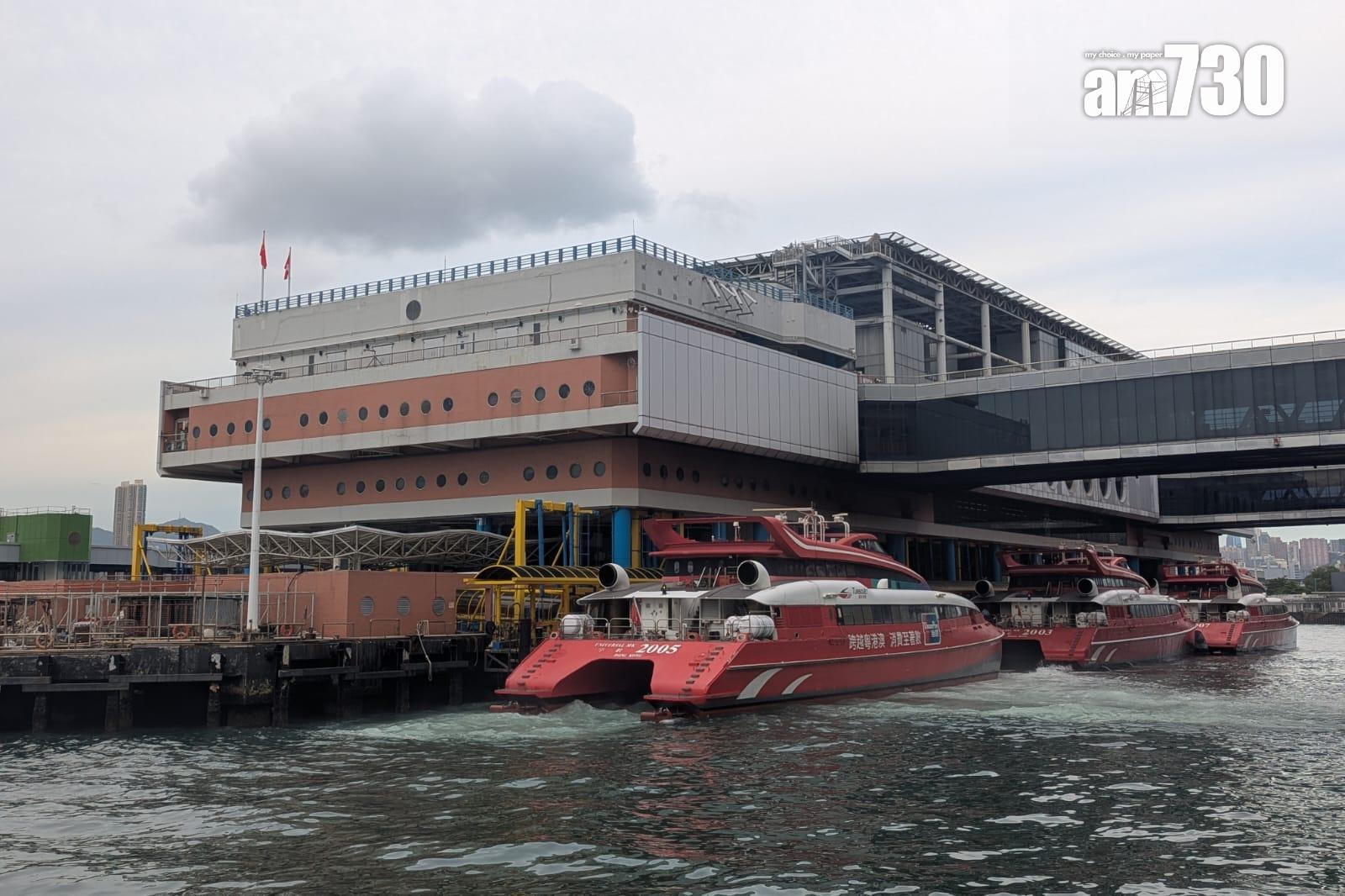 一艘由澳門返香港的噴射飛航客輪在上環信德中心碼頭泊岸時撞向岸邊。(羅庸軒攝)
