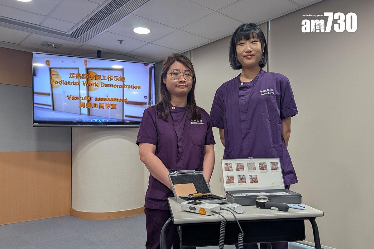 黎彥均(右)展示足病診療師日常使用到的儀器。(羅庸軒攝)