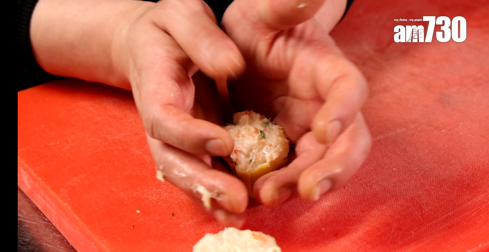 外層的麵皮浸過黃薑水萃取天然色澤。(影片截圖,吳康琦攝)