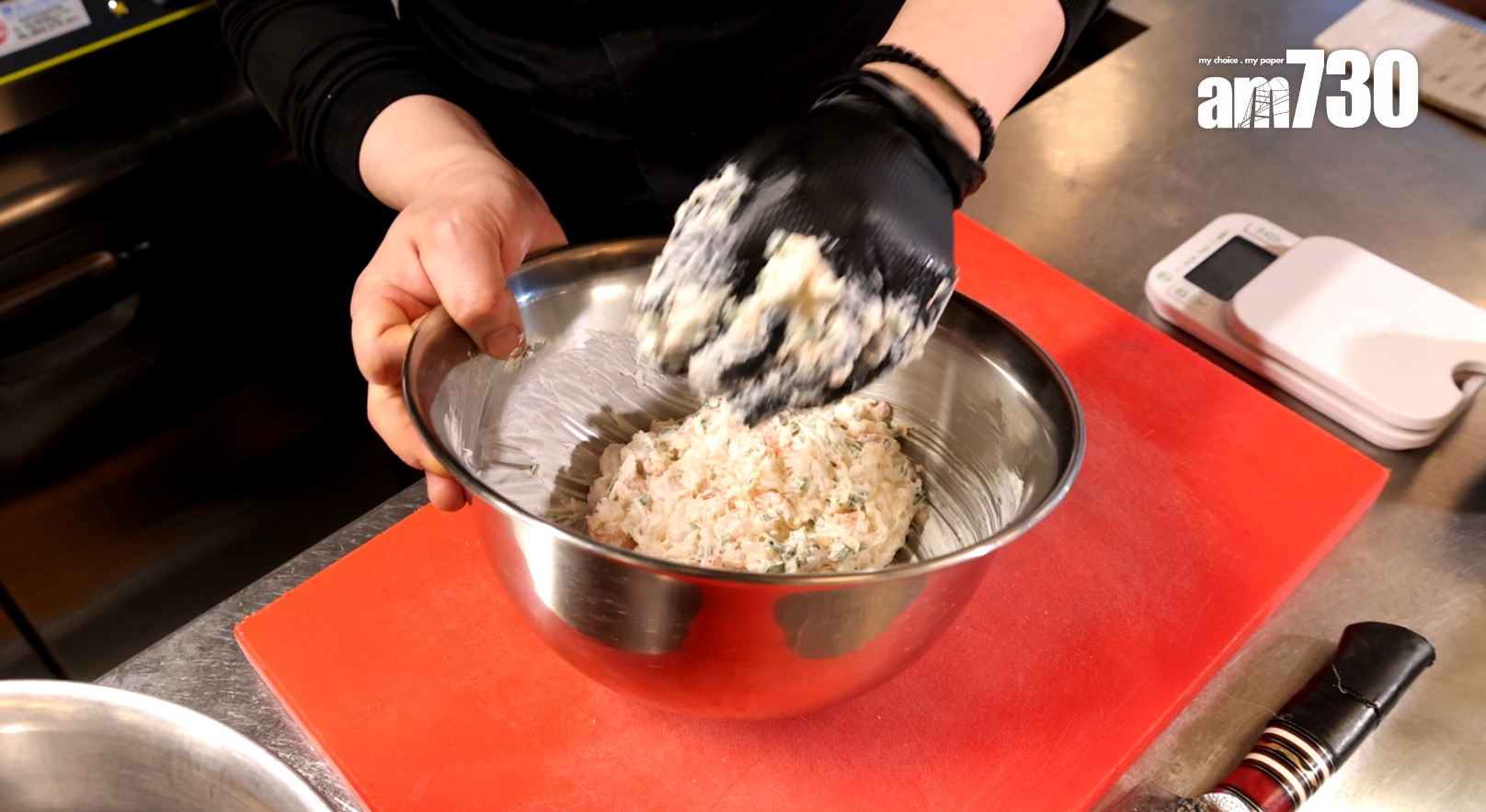 Luke挑選蝦味最濃的紅蝦肉,混合切碎的大澳蝦乾,手打成蝦膠,避免打得茸爛,保留粒粒蝦肉口感。(影片截圖,吳康琦攝)