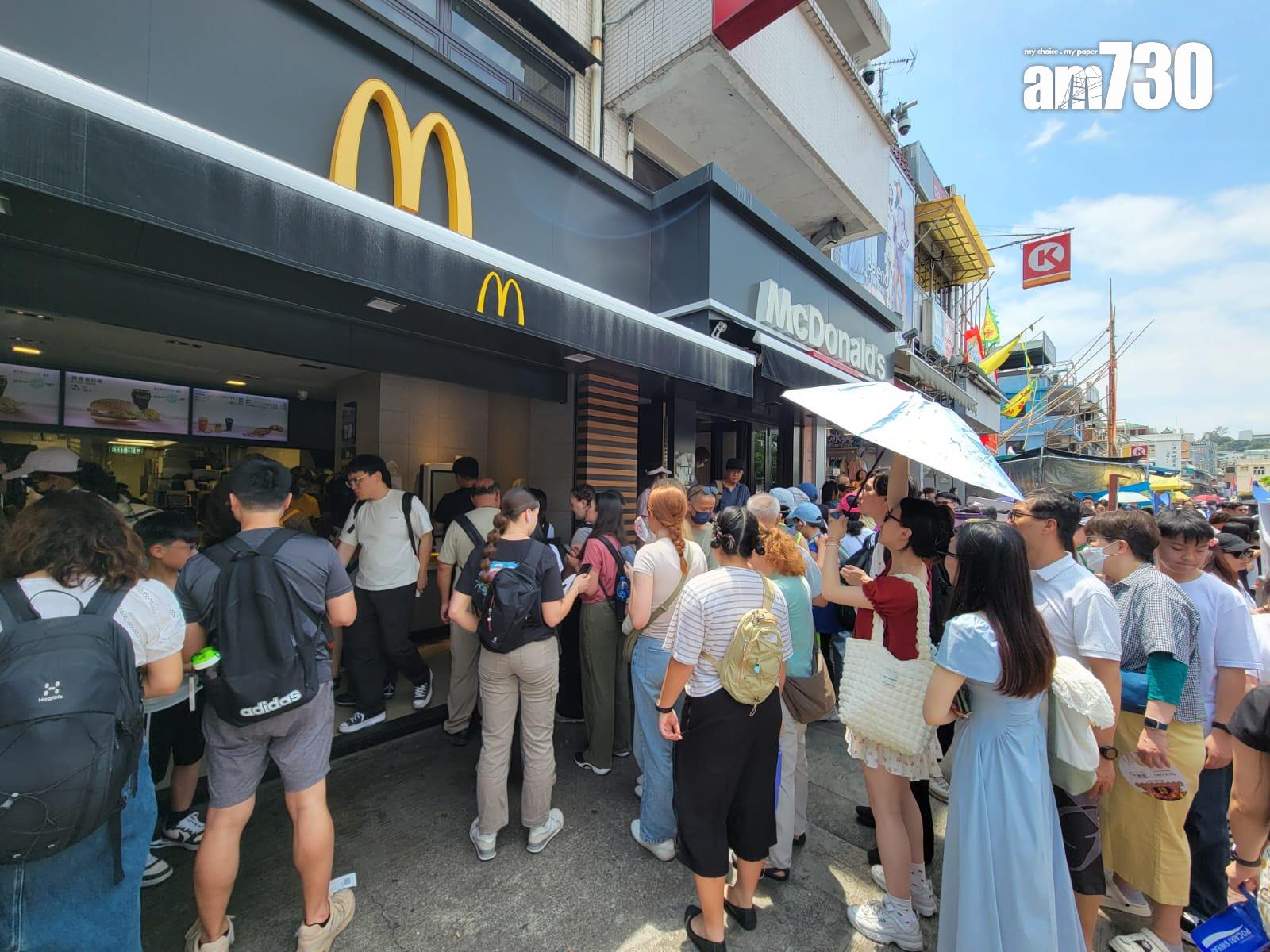 大批市民到訪長洲。(鍾式明攝)