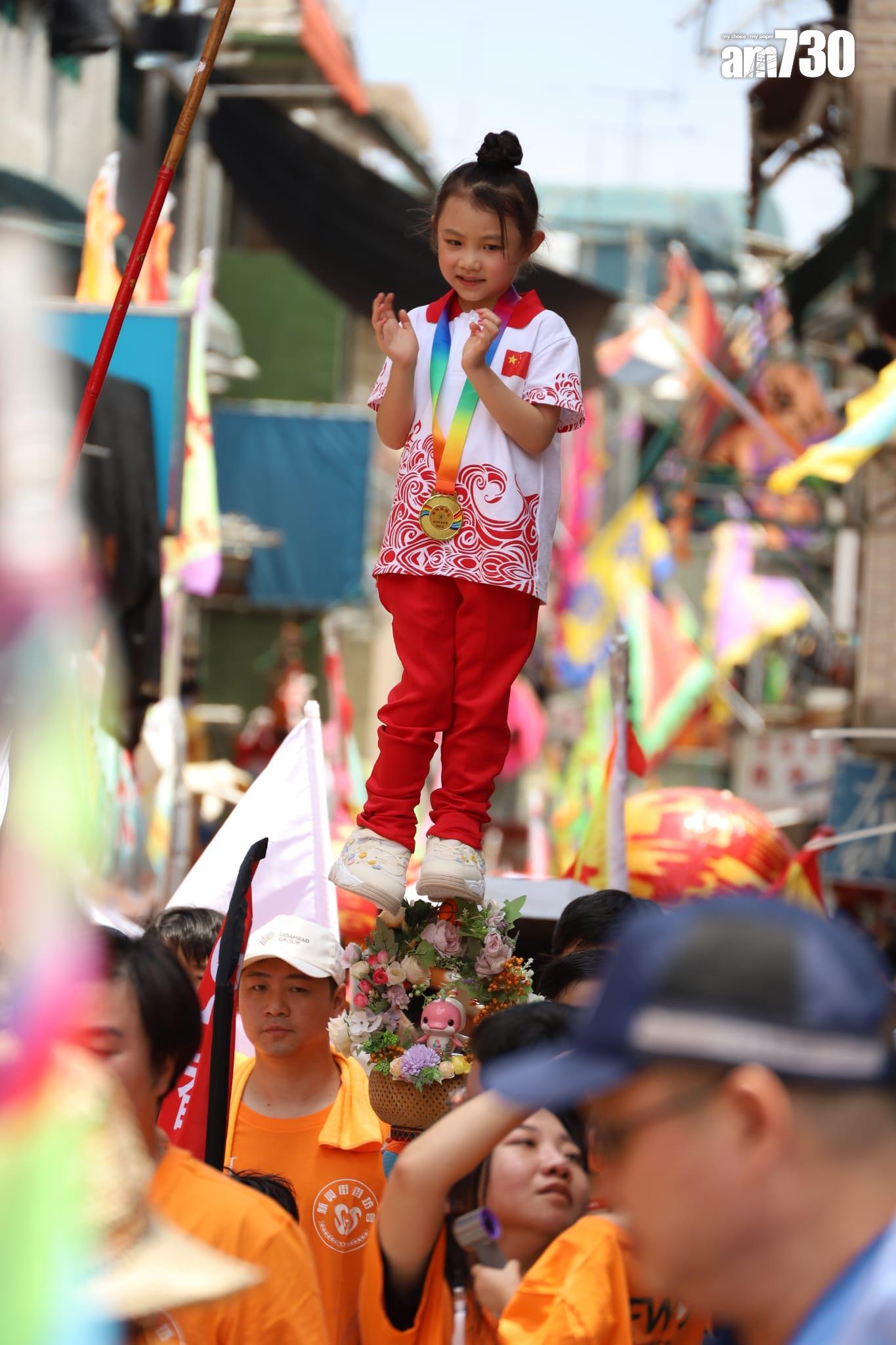飄色巡遊開始。(鍾式明攝)