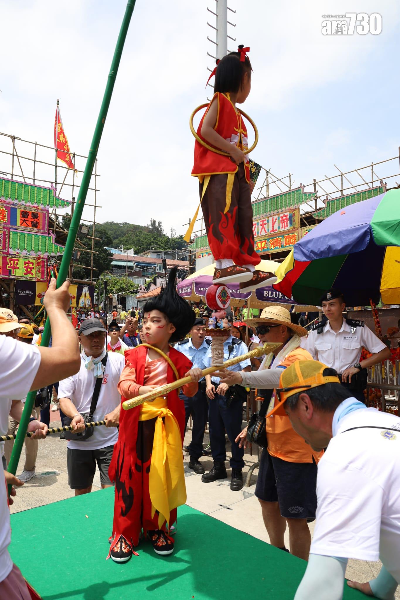 飄色巡遊開始。(鍾式明攝)